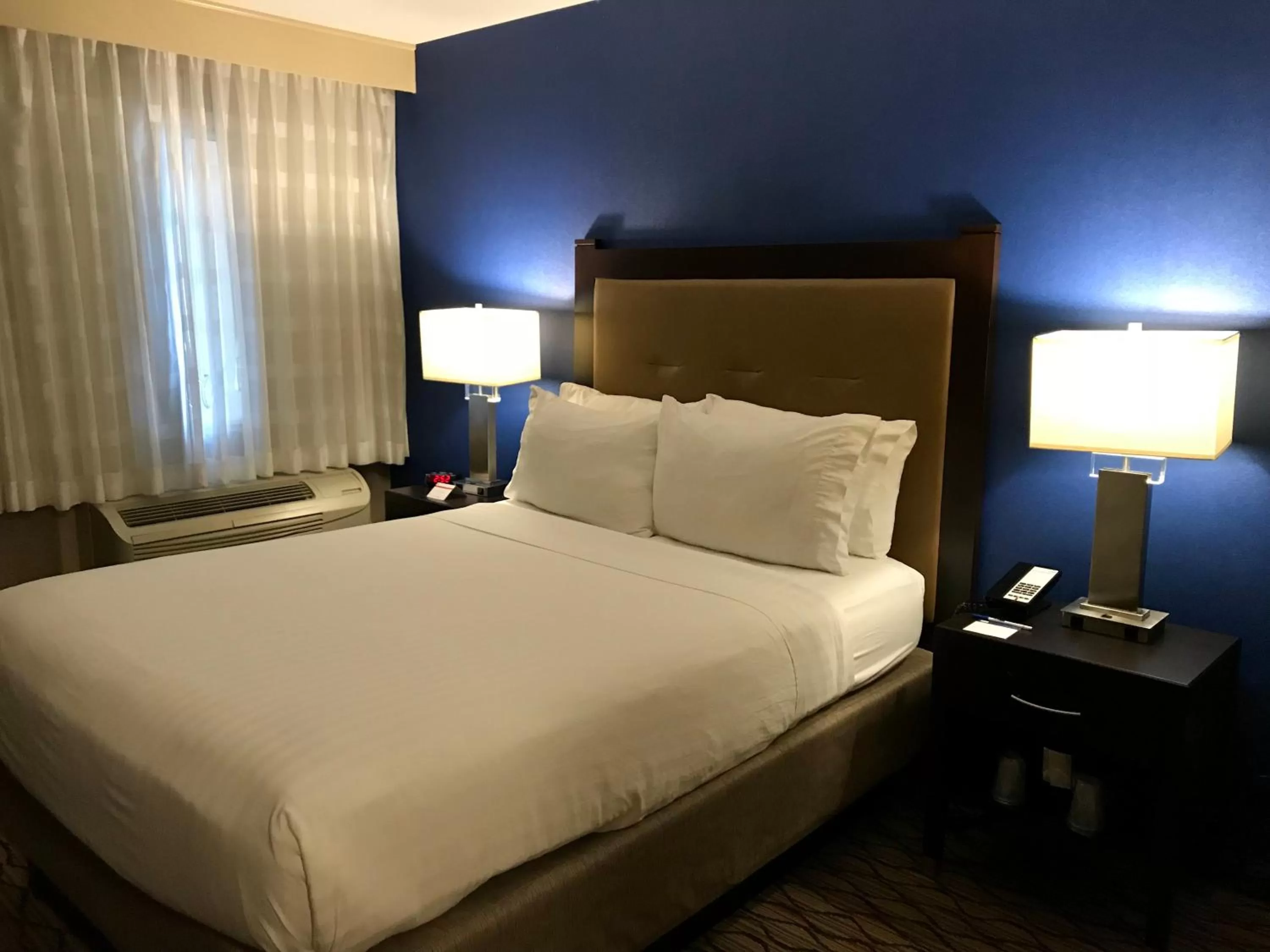 Bed in Holiday Inn Express & Suites Pasadena - Los Angeles by IHG