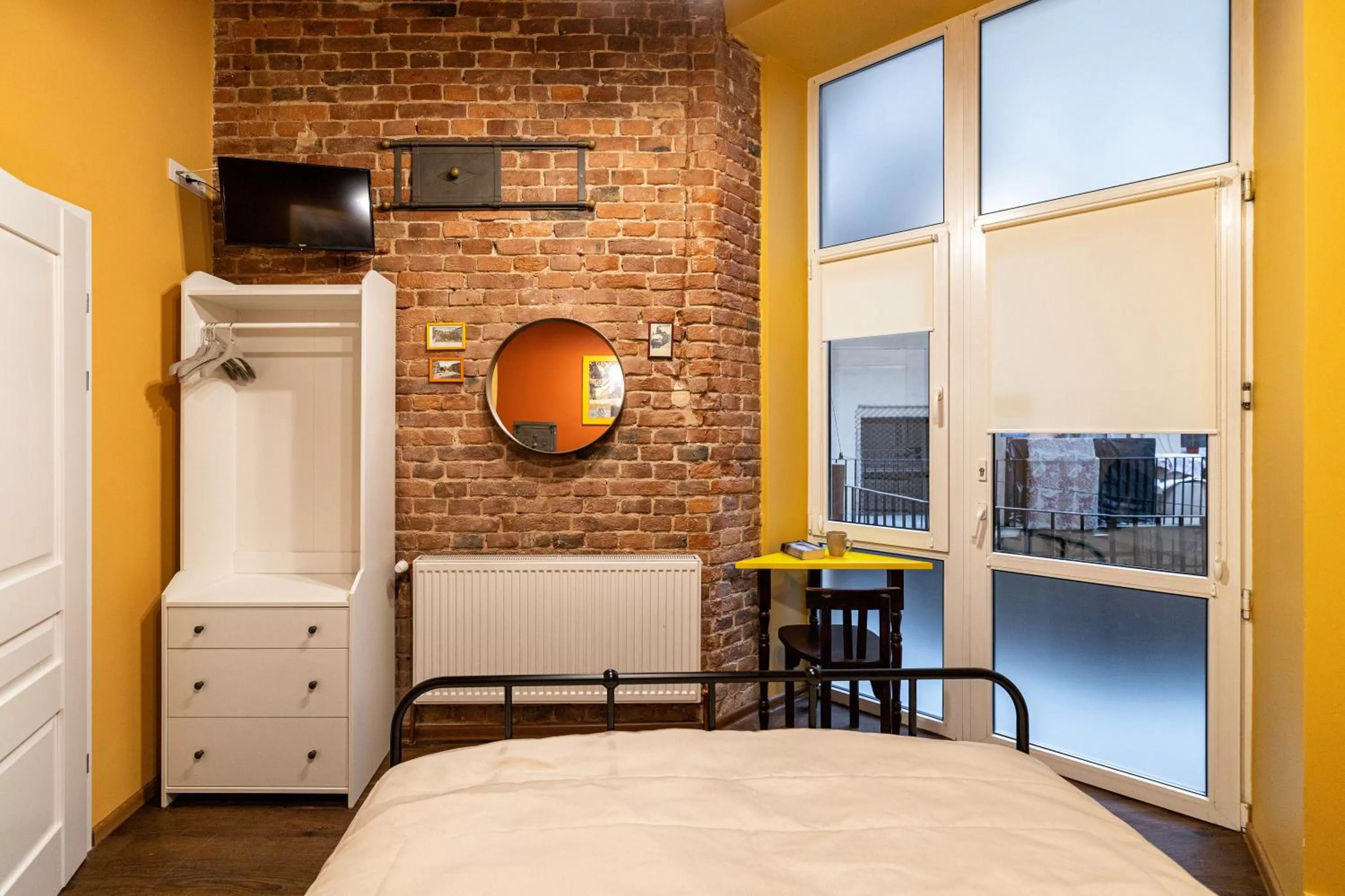 Bed, TV/Entertainment Center in Post House Rooms