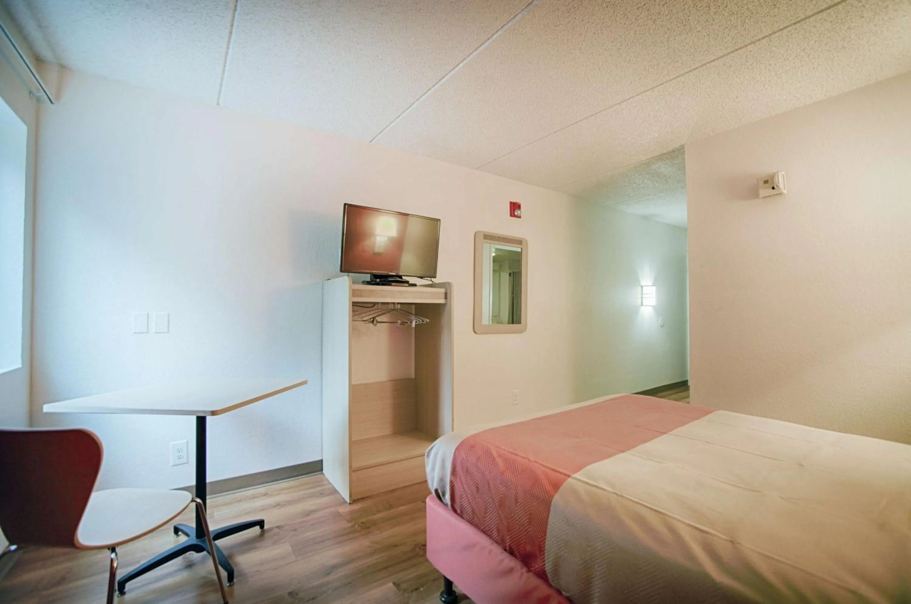 TV and multimedia, Bed in Motel 6-Albany, NY