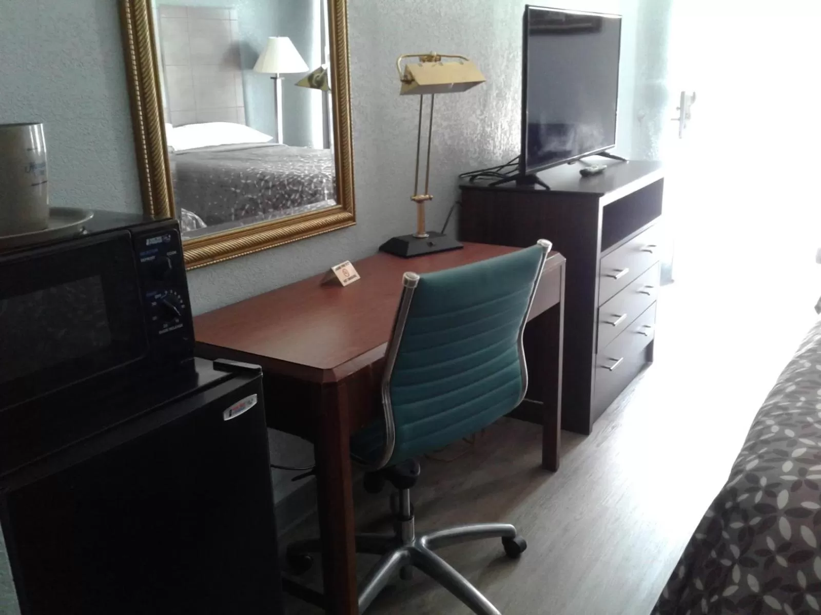 Seating area, Bed in Budget Inn Anderson