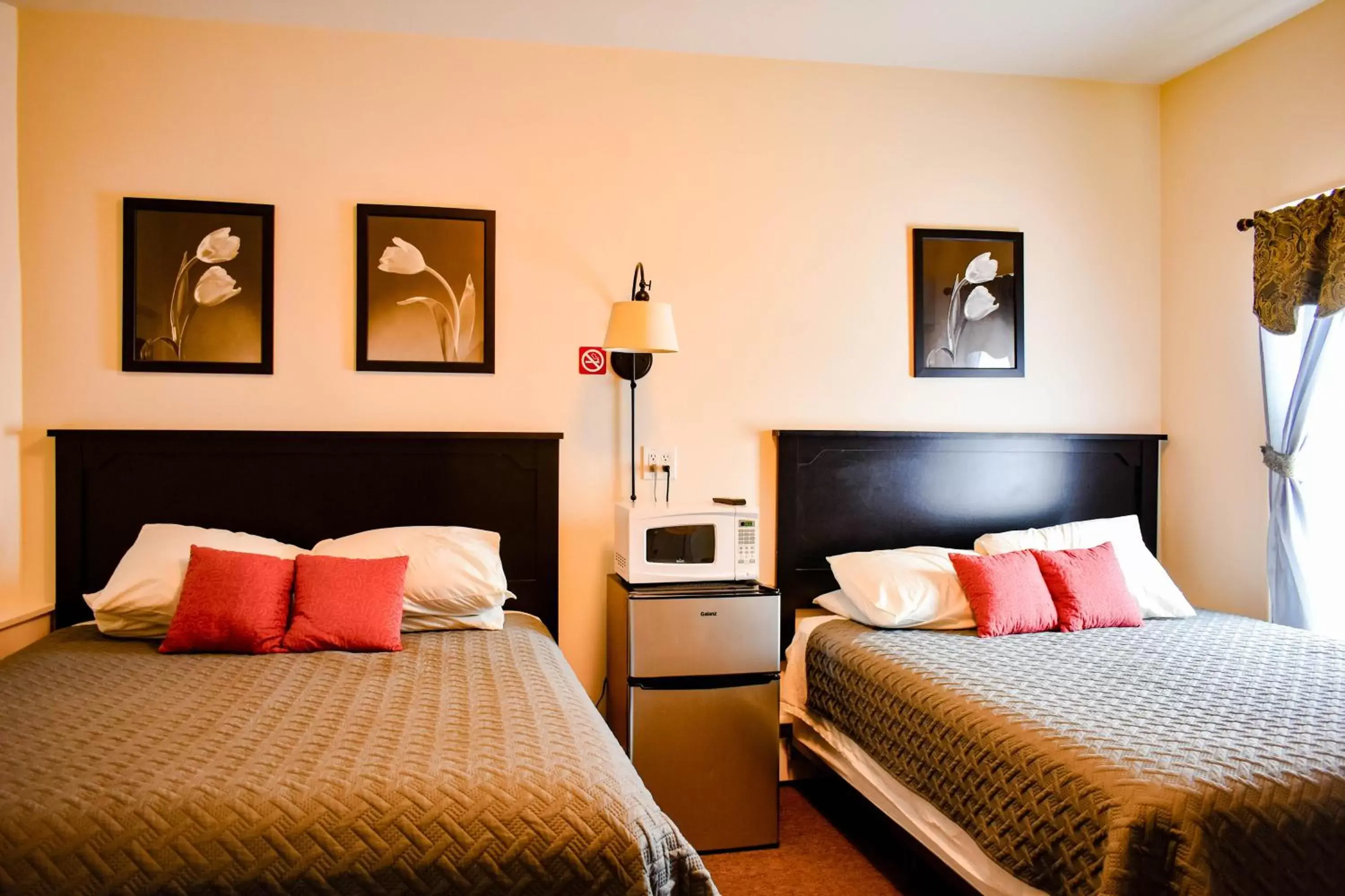 Standard Queen Room in The Whitetail Inn and Suites- Lincoln Standard Queen Room in The Whitetail Inn and Suites- Lincoln