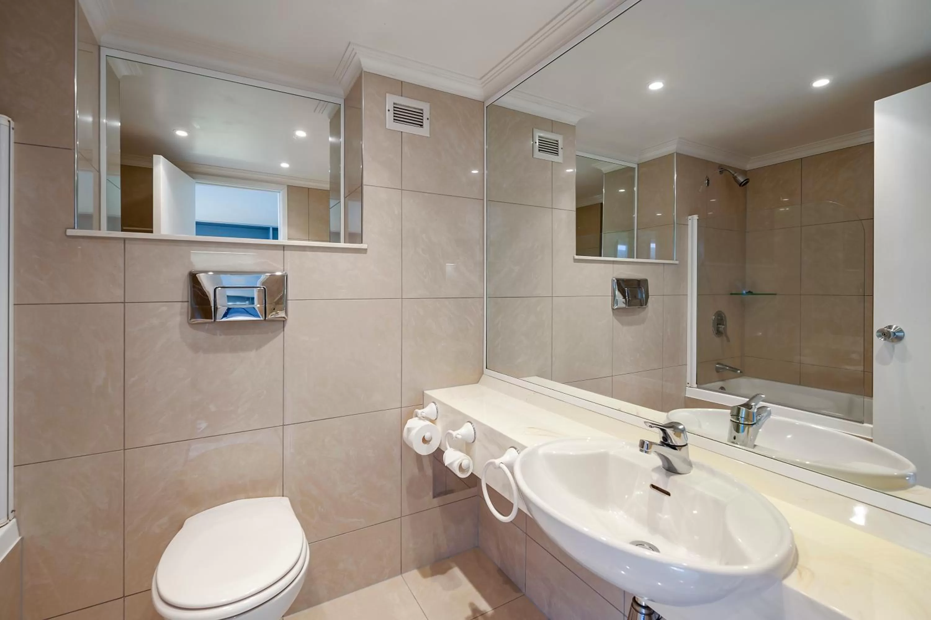 Bath in Quality Inn Napier