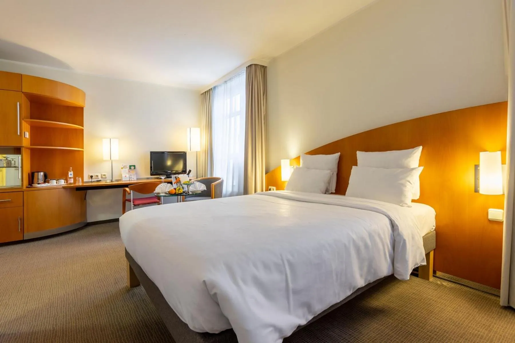 Toilet, Bed in Novotel Mainz