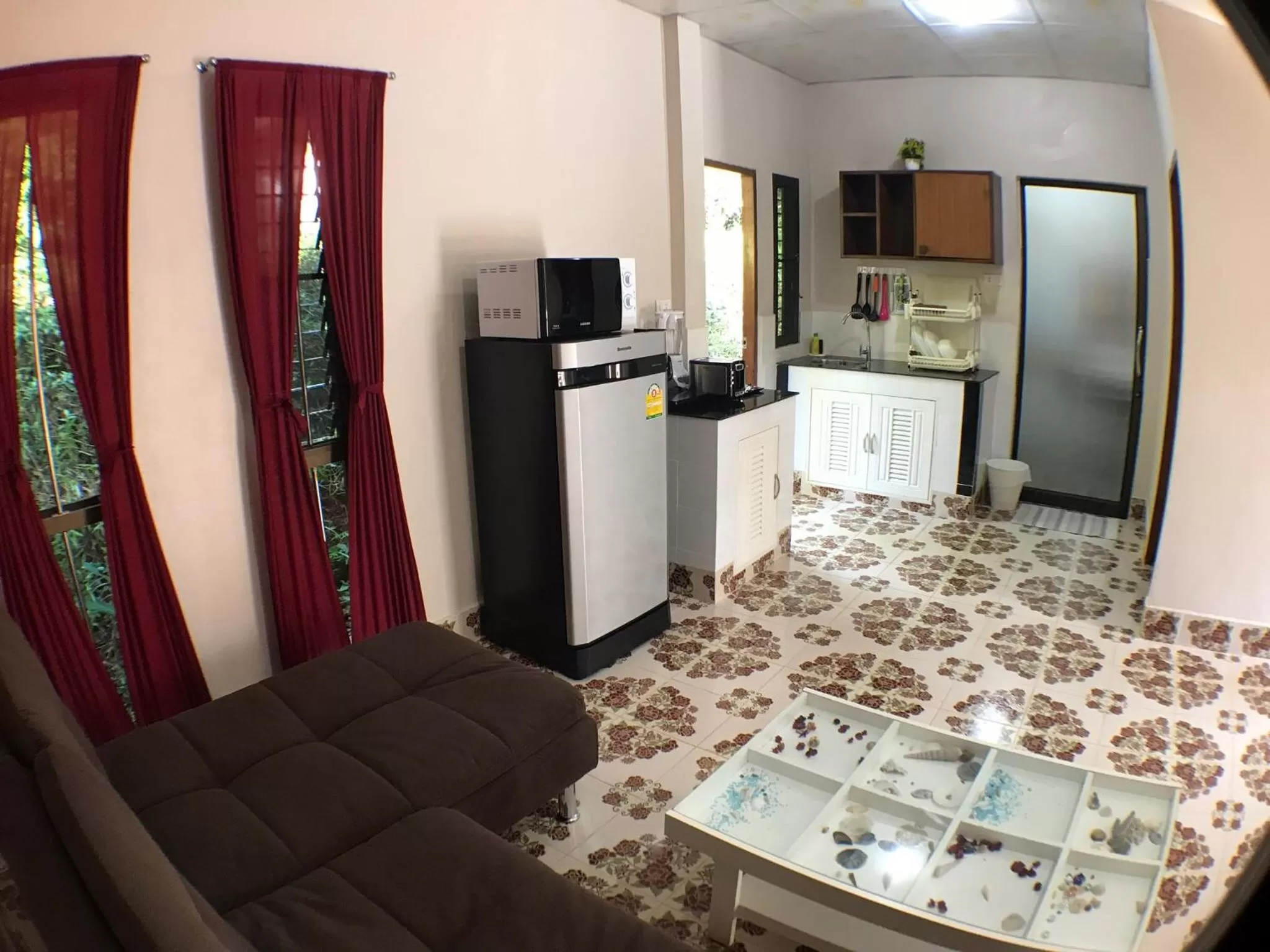 Living room, Kitchen/Kitchenette in Fine Times Resort