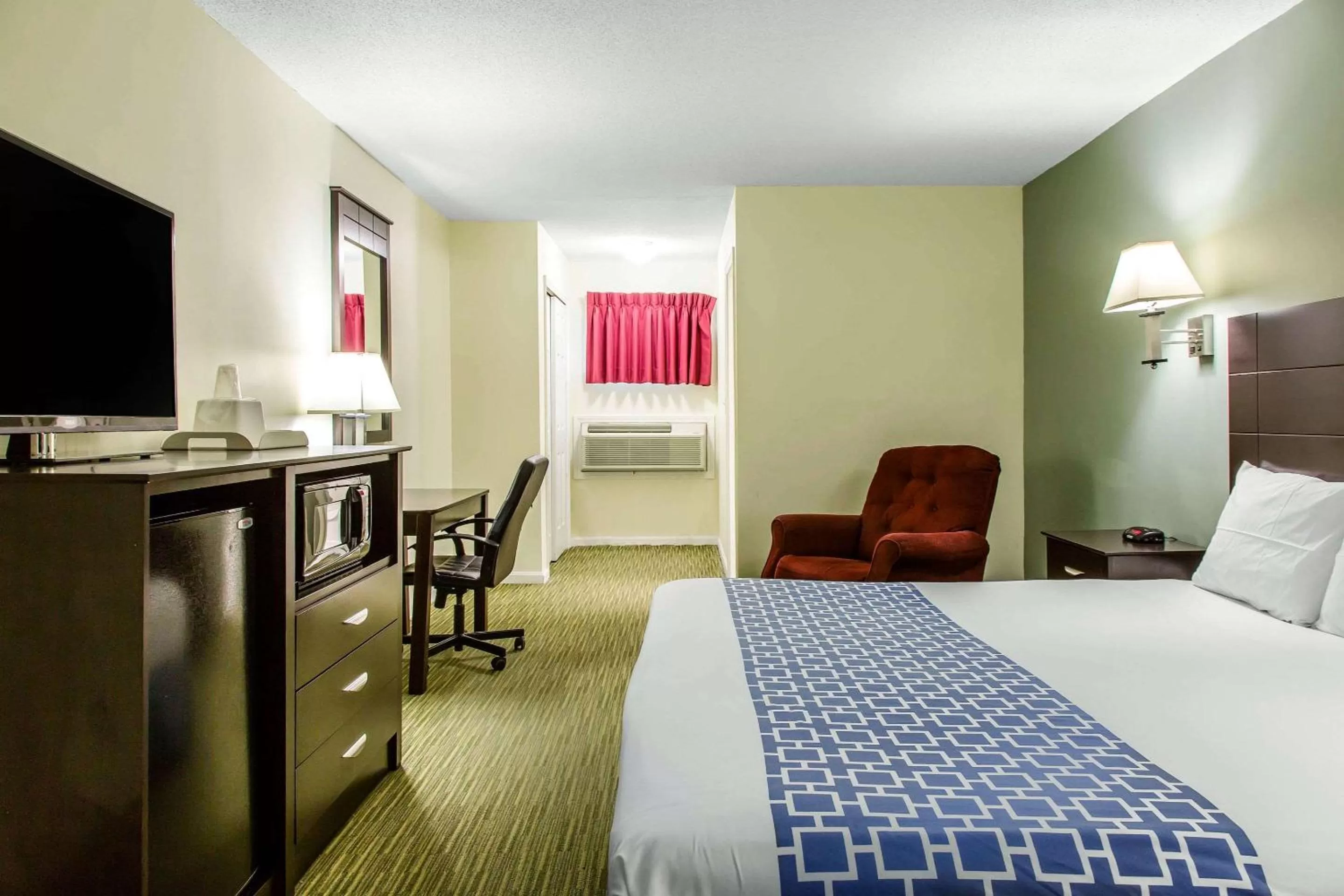 Photo of the whole room, Bed in Rodeway Inn Groton - New London