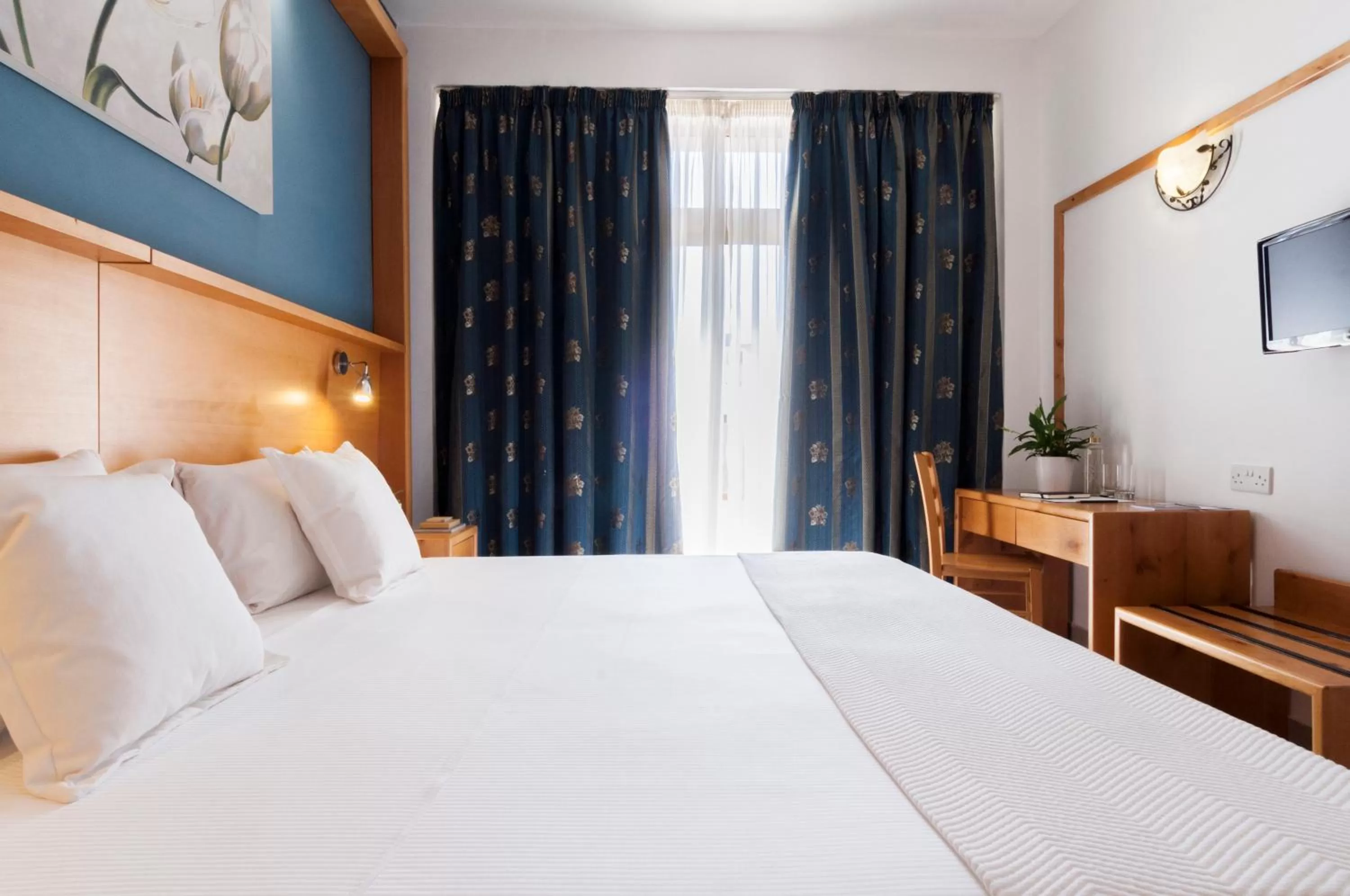 Photo of the whole room, Bed in Alexandra Hotel