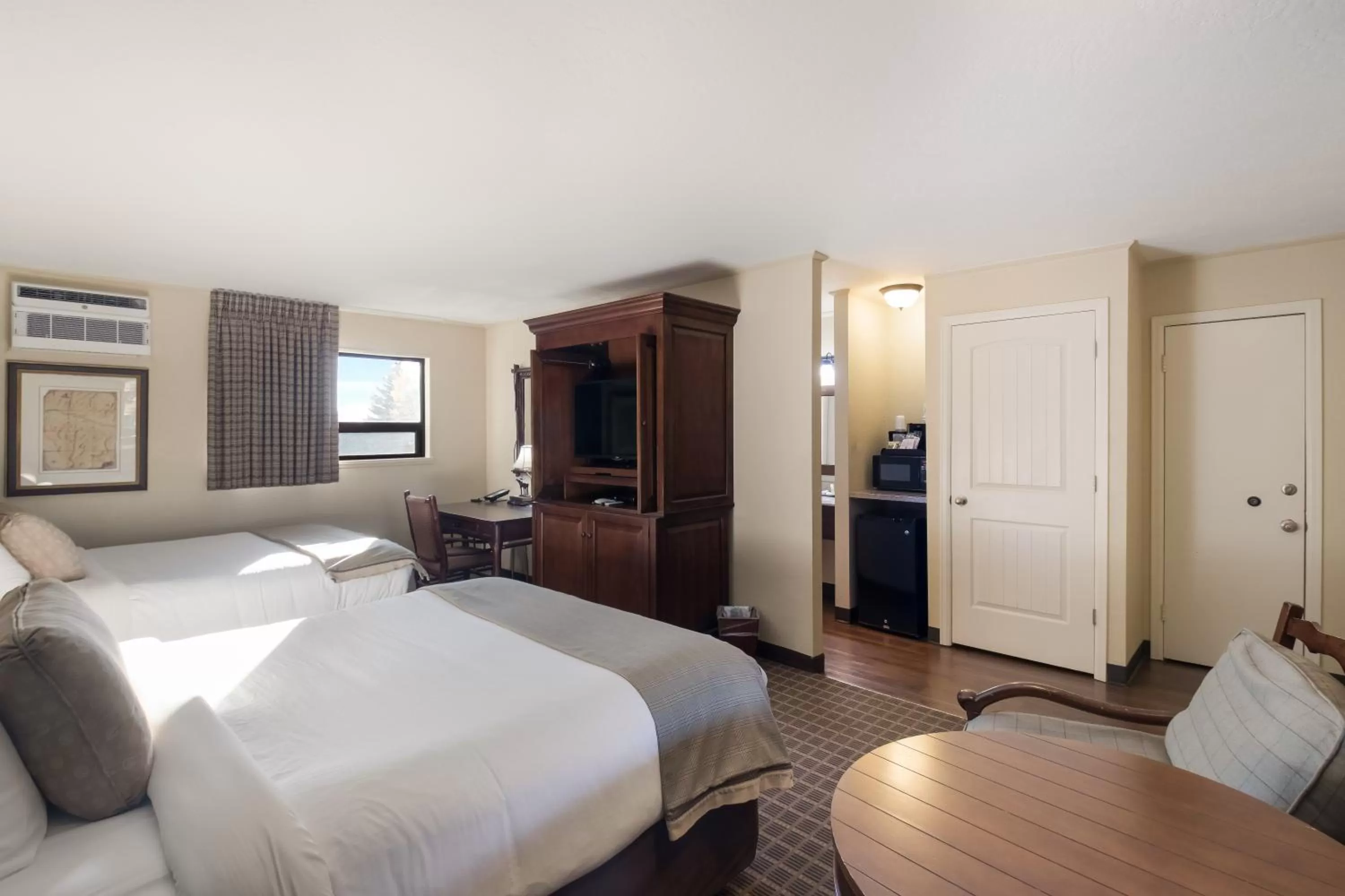 Photo of the whole room, Bed in The Inn at Tomichi Village