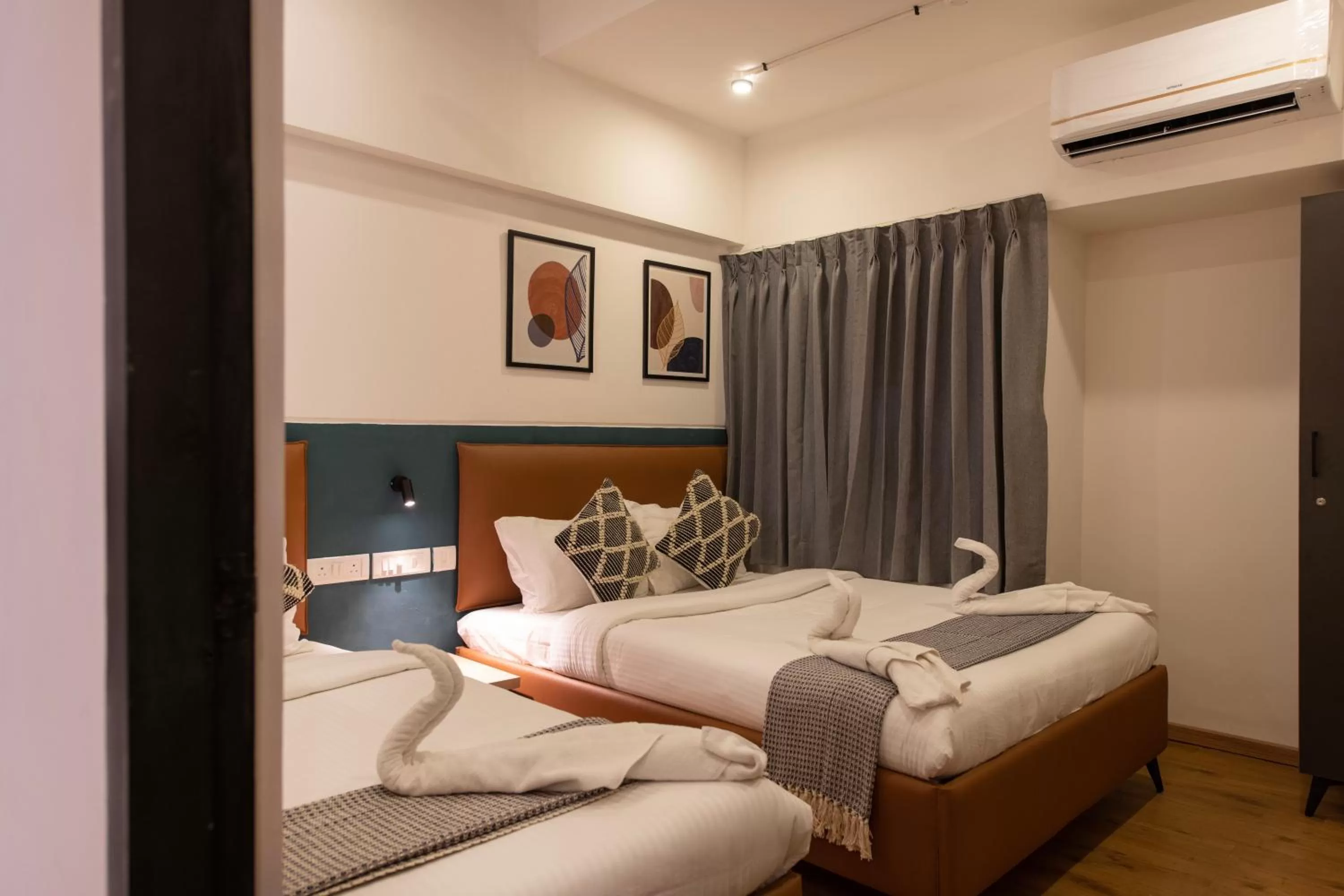 Bed in Convastay Prestige- Near Apollo Hospital & US Consulate