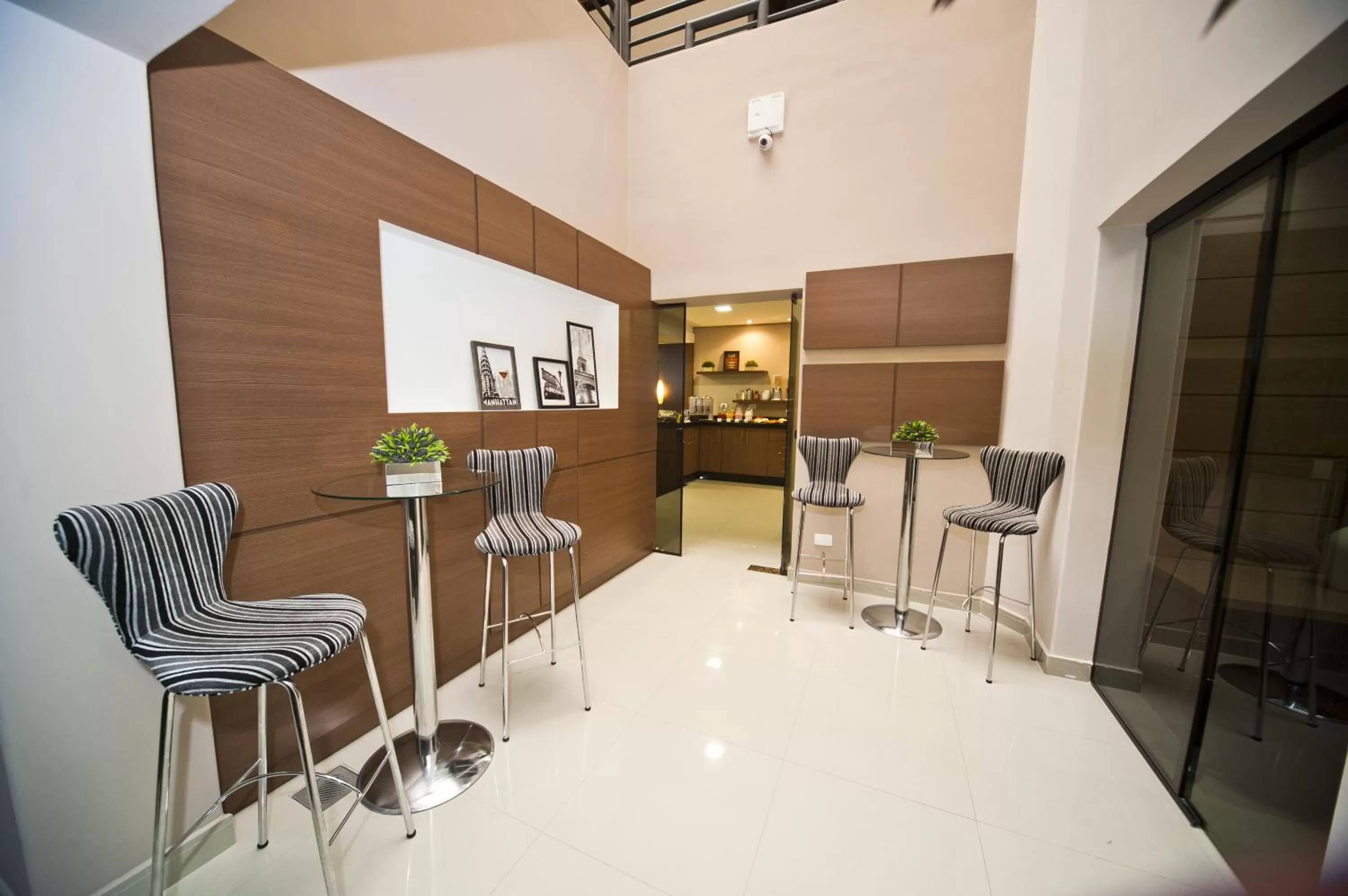 Communal lounge/ TV room in Hotel Sol By MRHotelaria