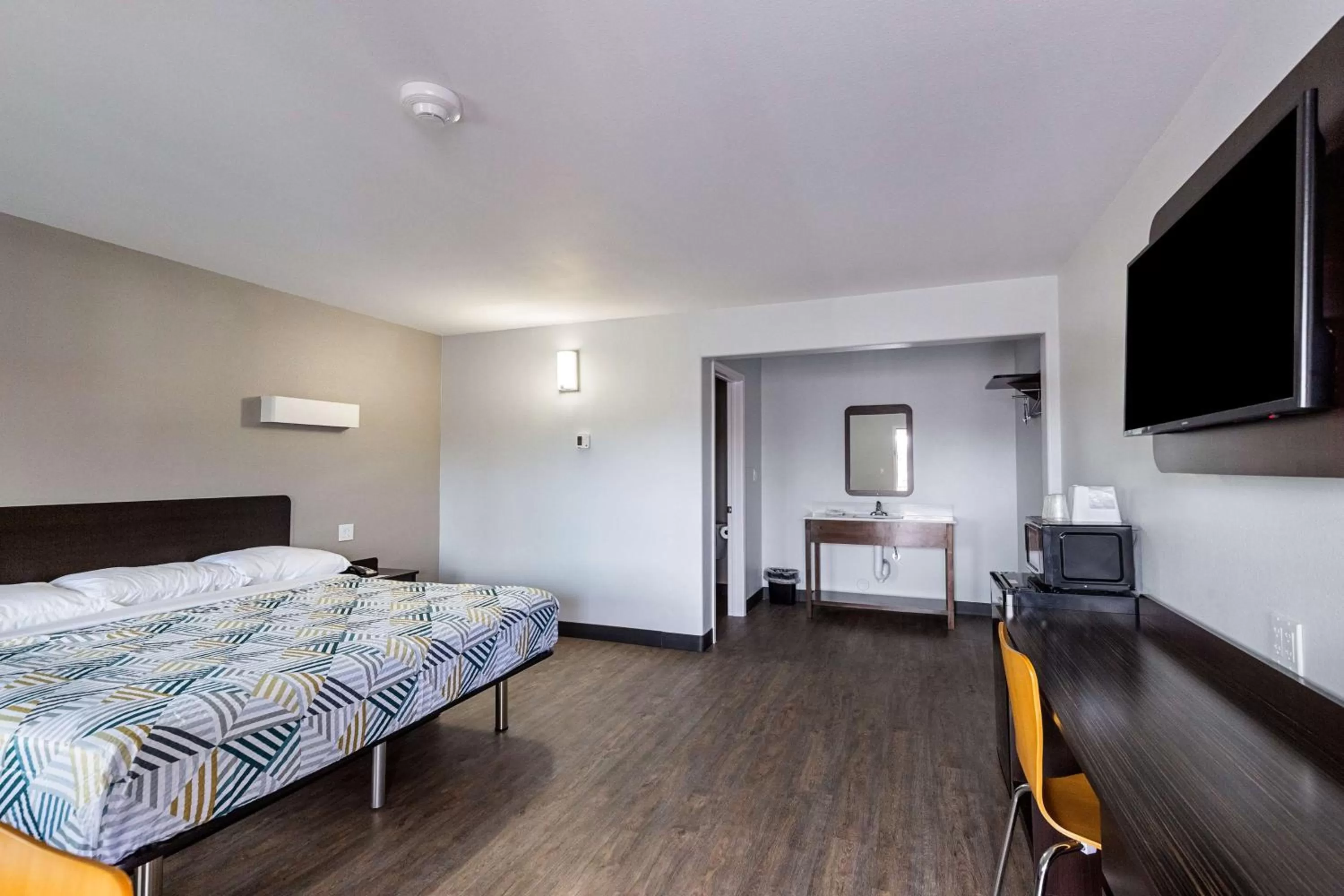 Photo of the whole room, Bed in Motel 6-Show Low, AZ