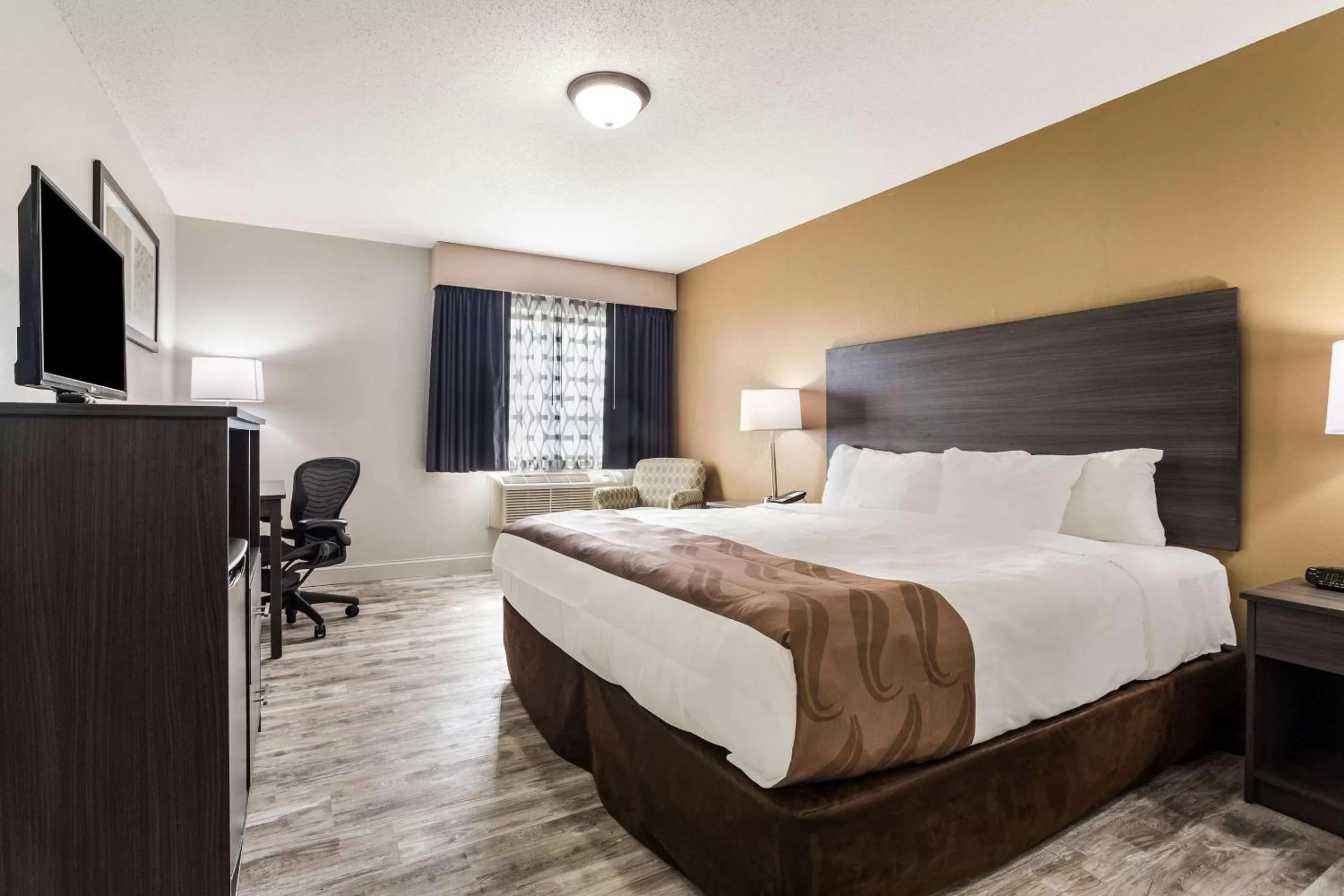 Photo of the whole room, Bed in Quality Inn Clare