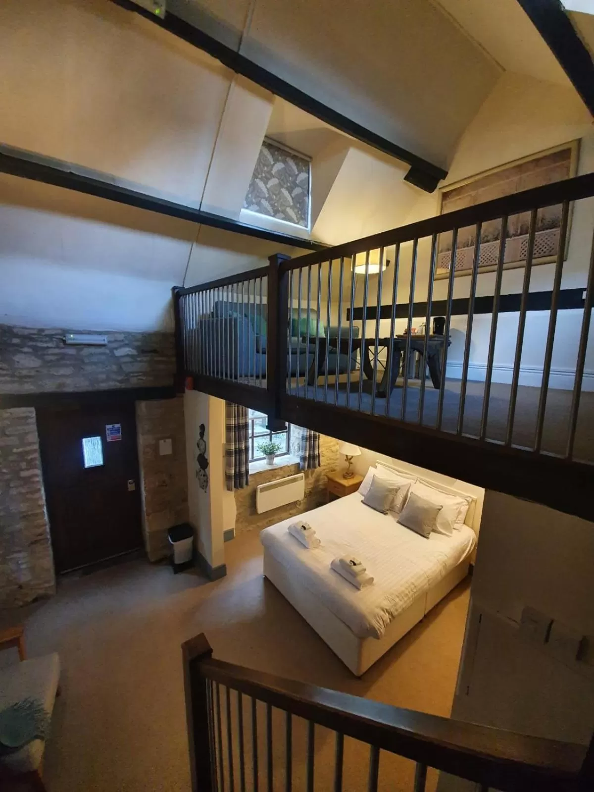 Bedroom, Bed in The Kings Arms Hotel