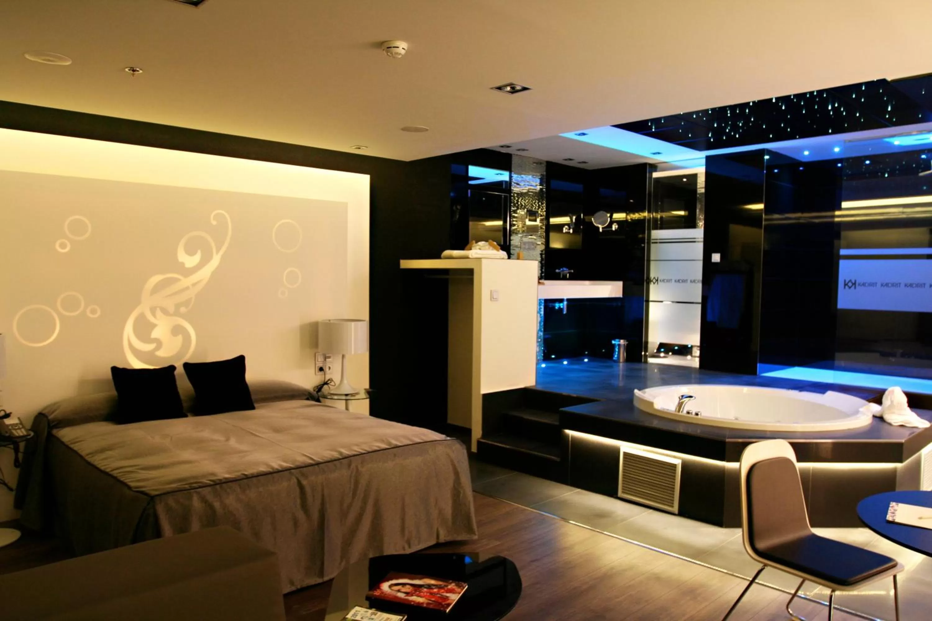 Photo of the whole room, Bed in Kadrit Hotel