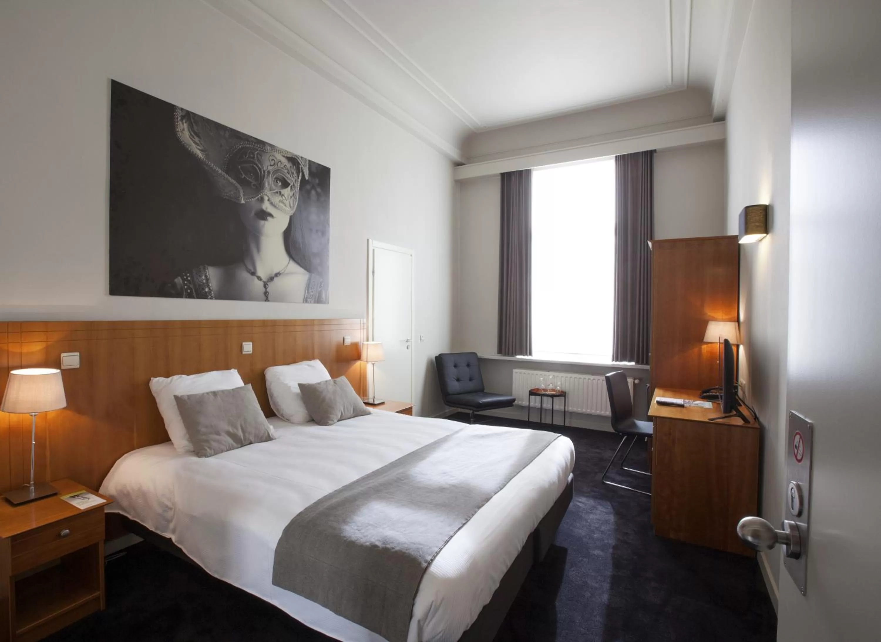 Photo of the whole room, Bed in Theater Hotel Leuven Centrum