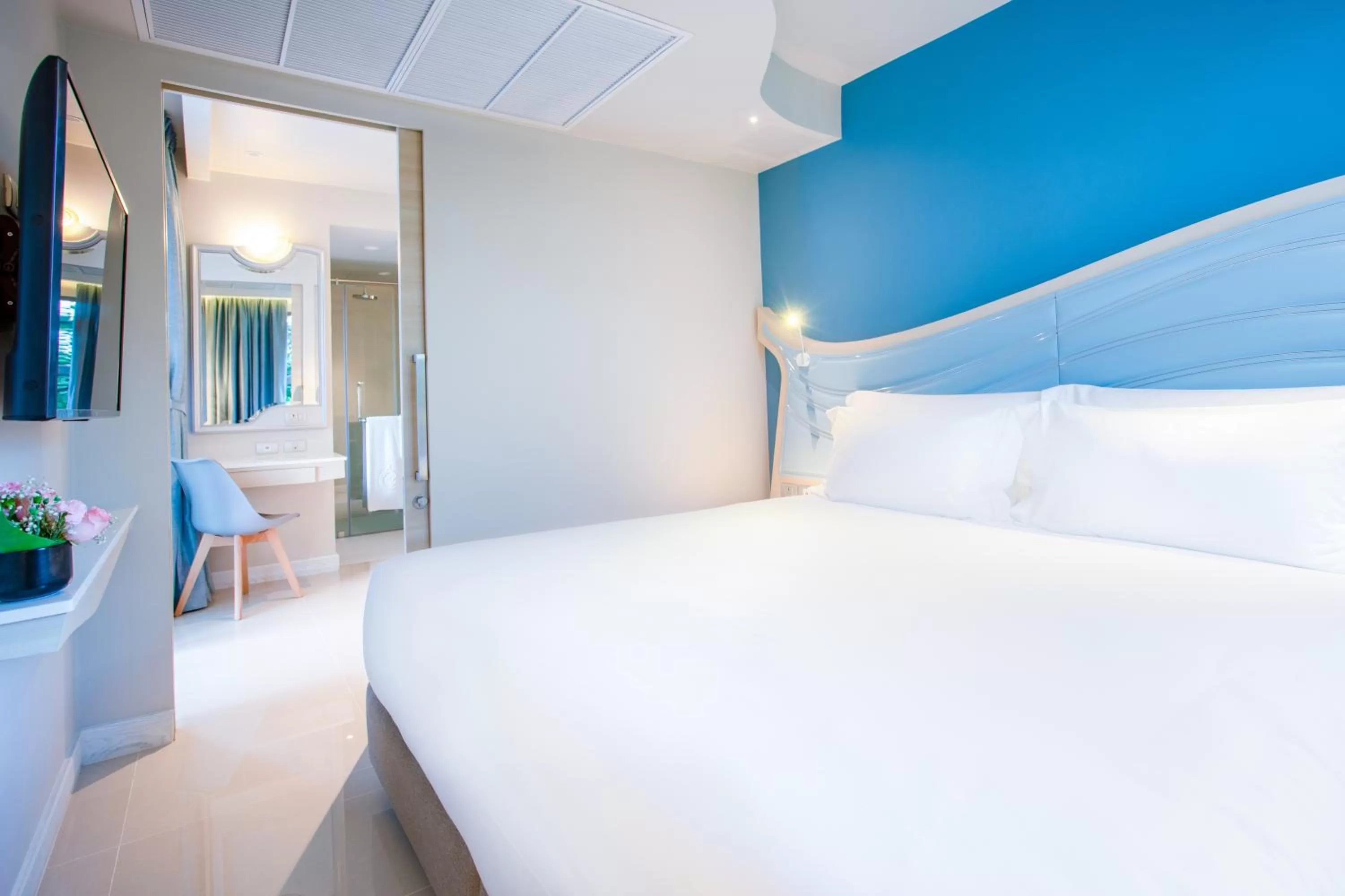 Photo of the whole room, Bed in Centara Sonrisa Residences & Suites Sriracha