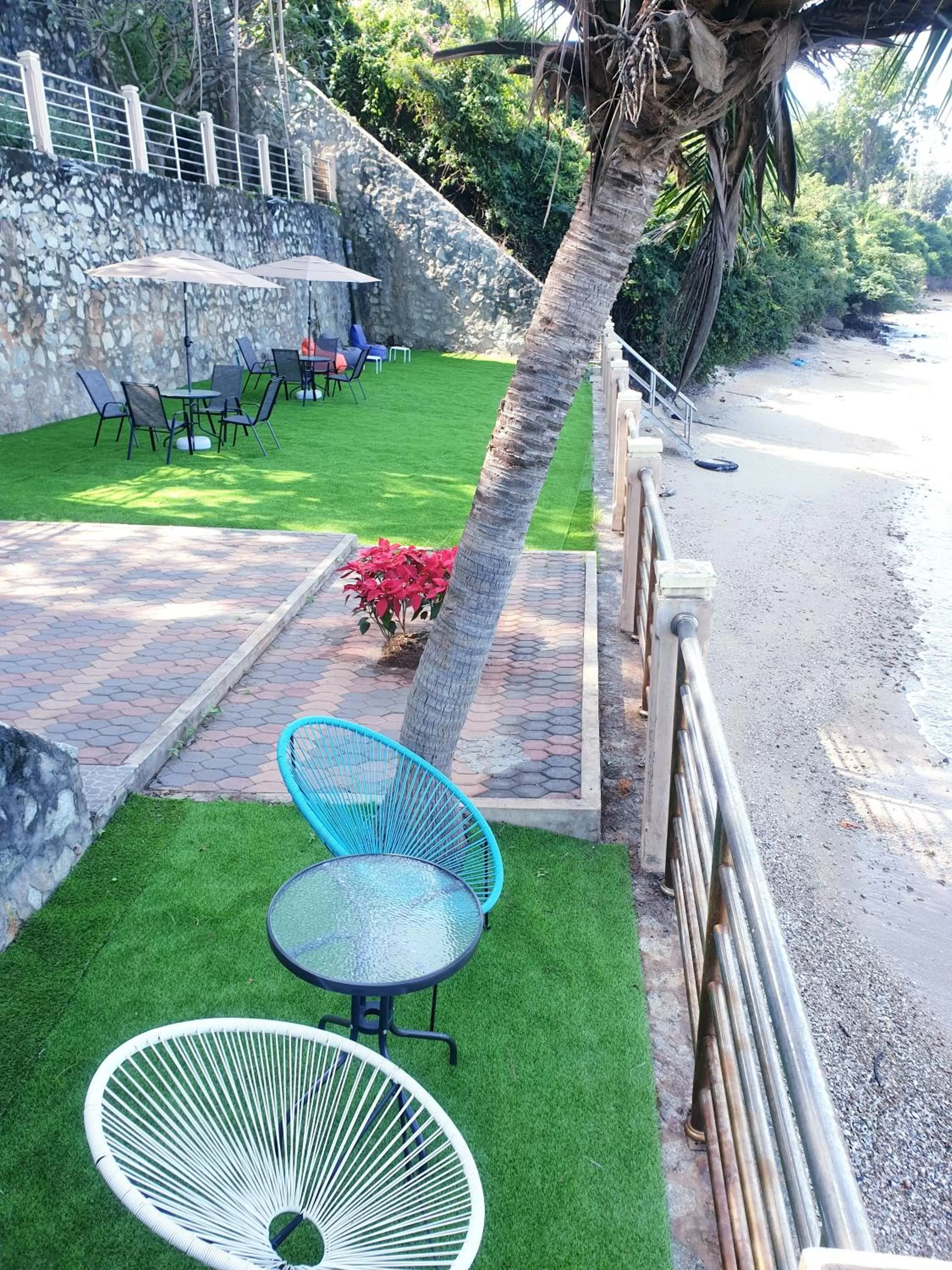 Beach in โรงแรม ชาโตว์วิสต้า