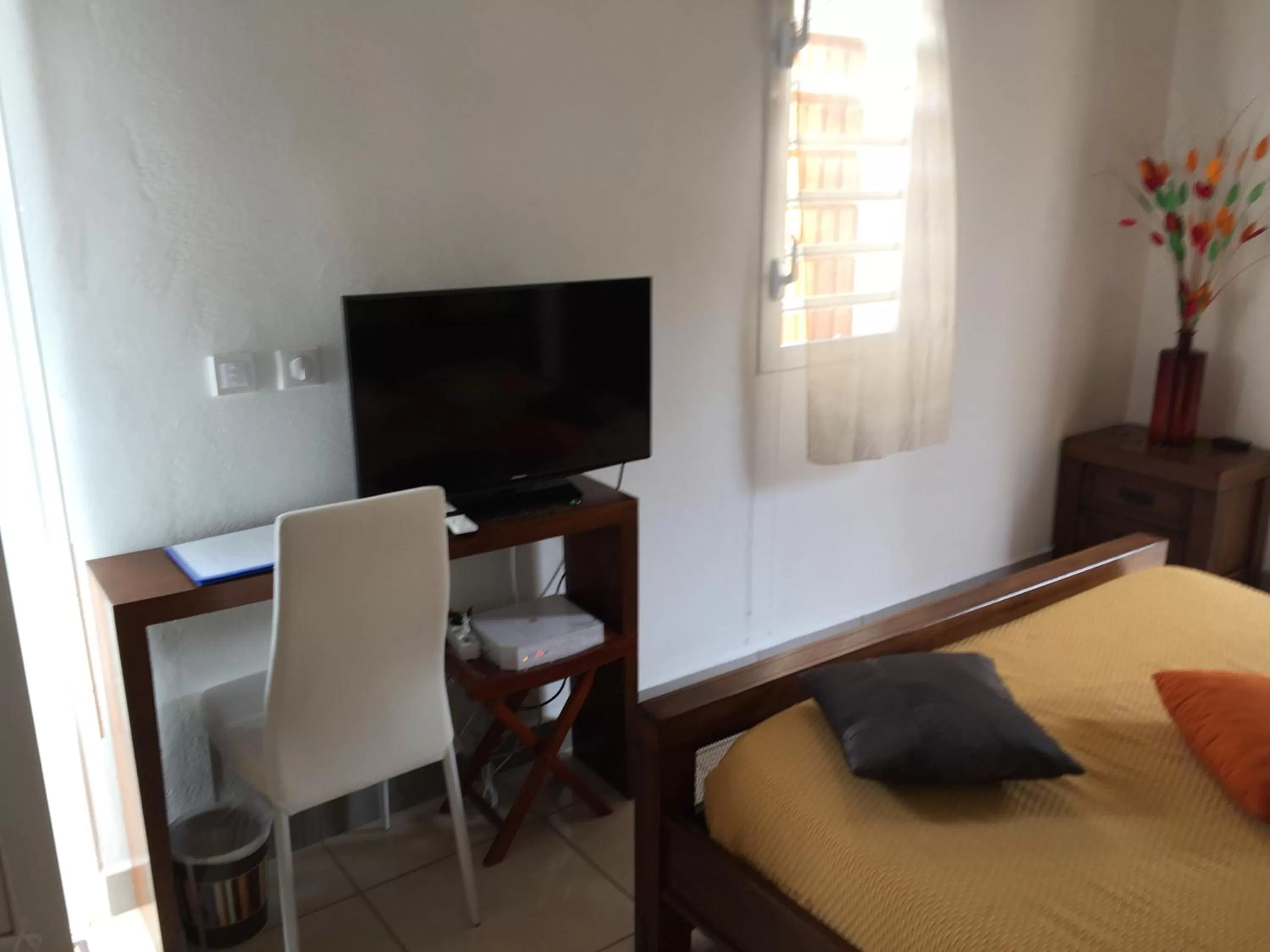 Other, TV/Entertainment Center in Le Saint Georges