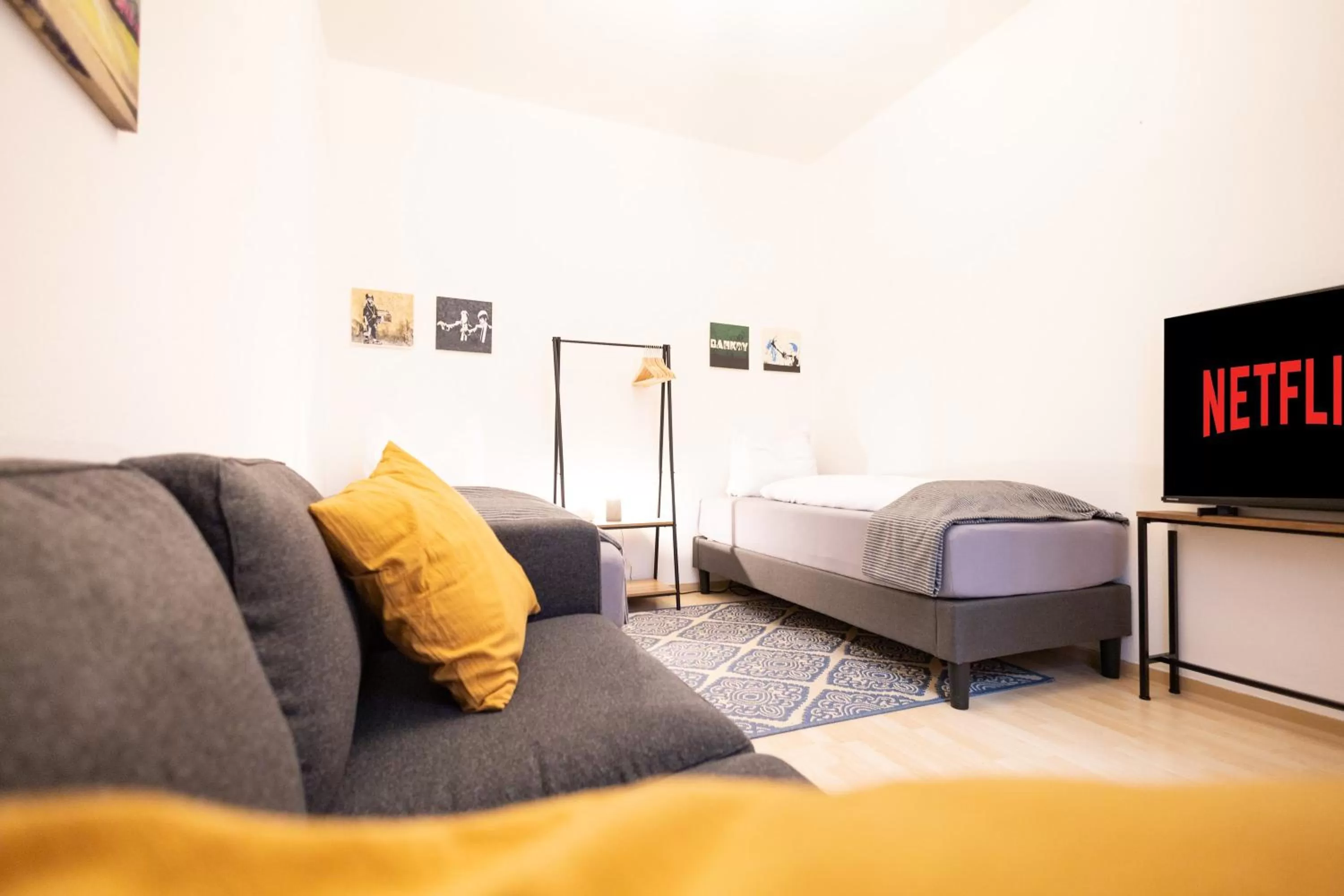 Communal lounge/ TV room, Bed in Ko-Living Space an der Oper - Street Art Design Apartments