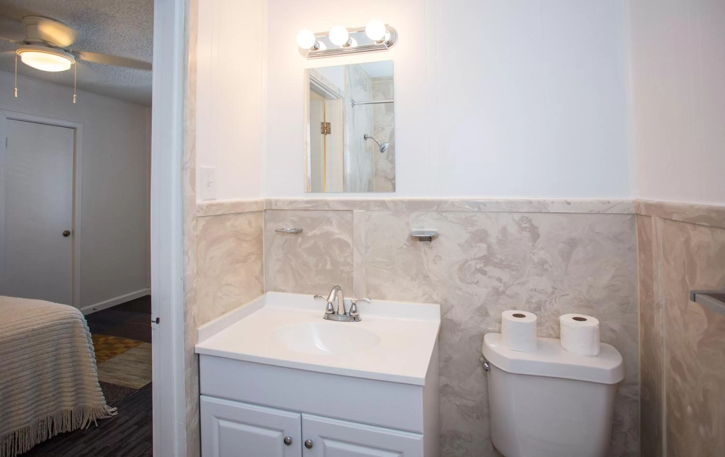 Bathroom in Sunset Motel