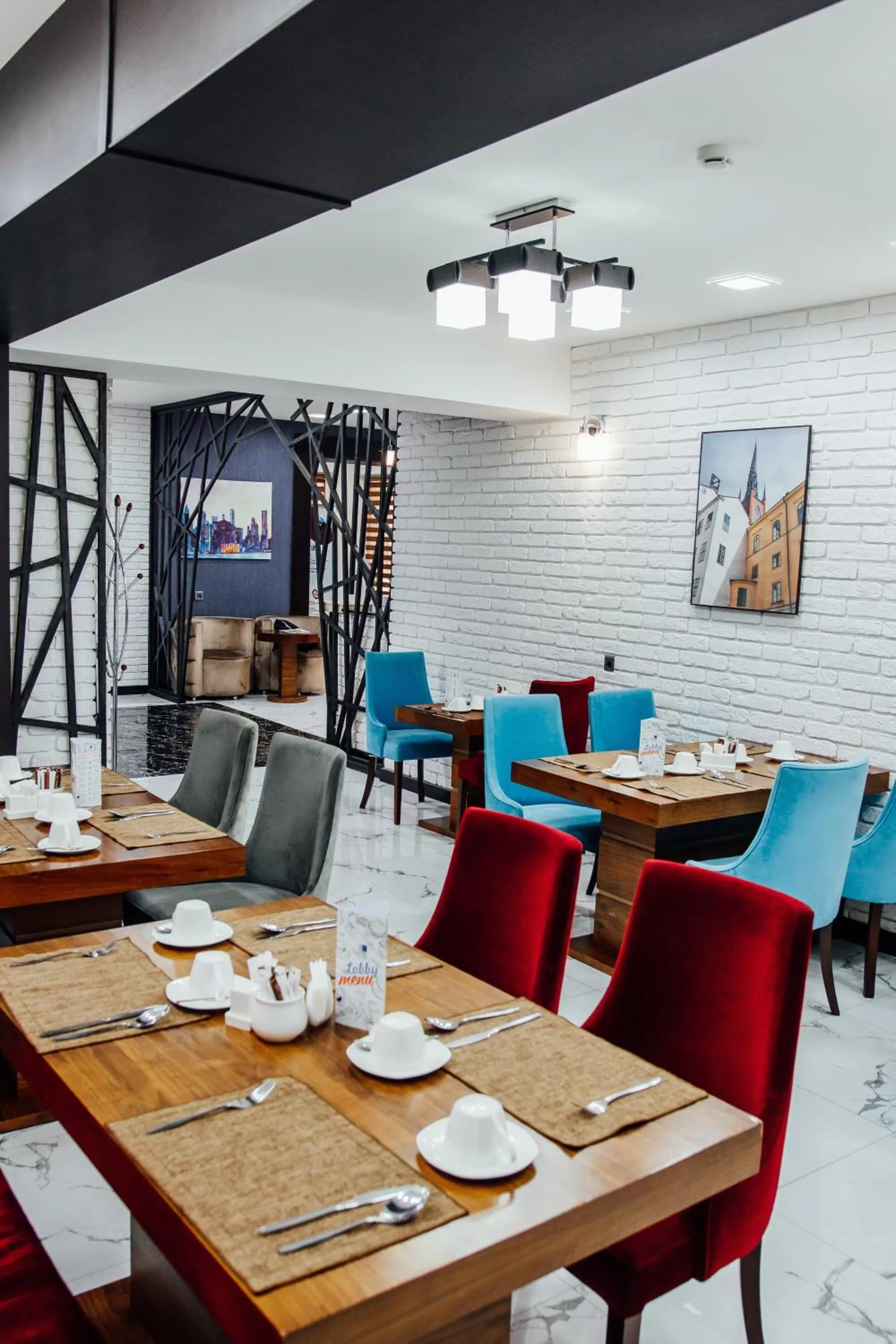 Restaurant/places to eat in Express City Hotel