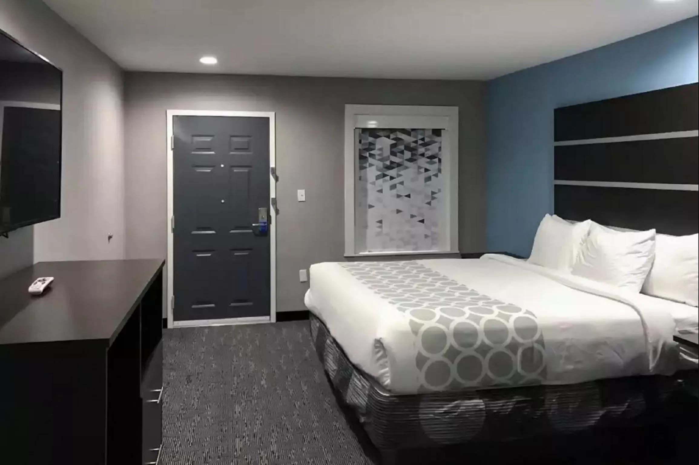 TV and multimedia, Bed in Rodeway Inn Calhoun South