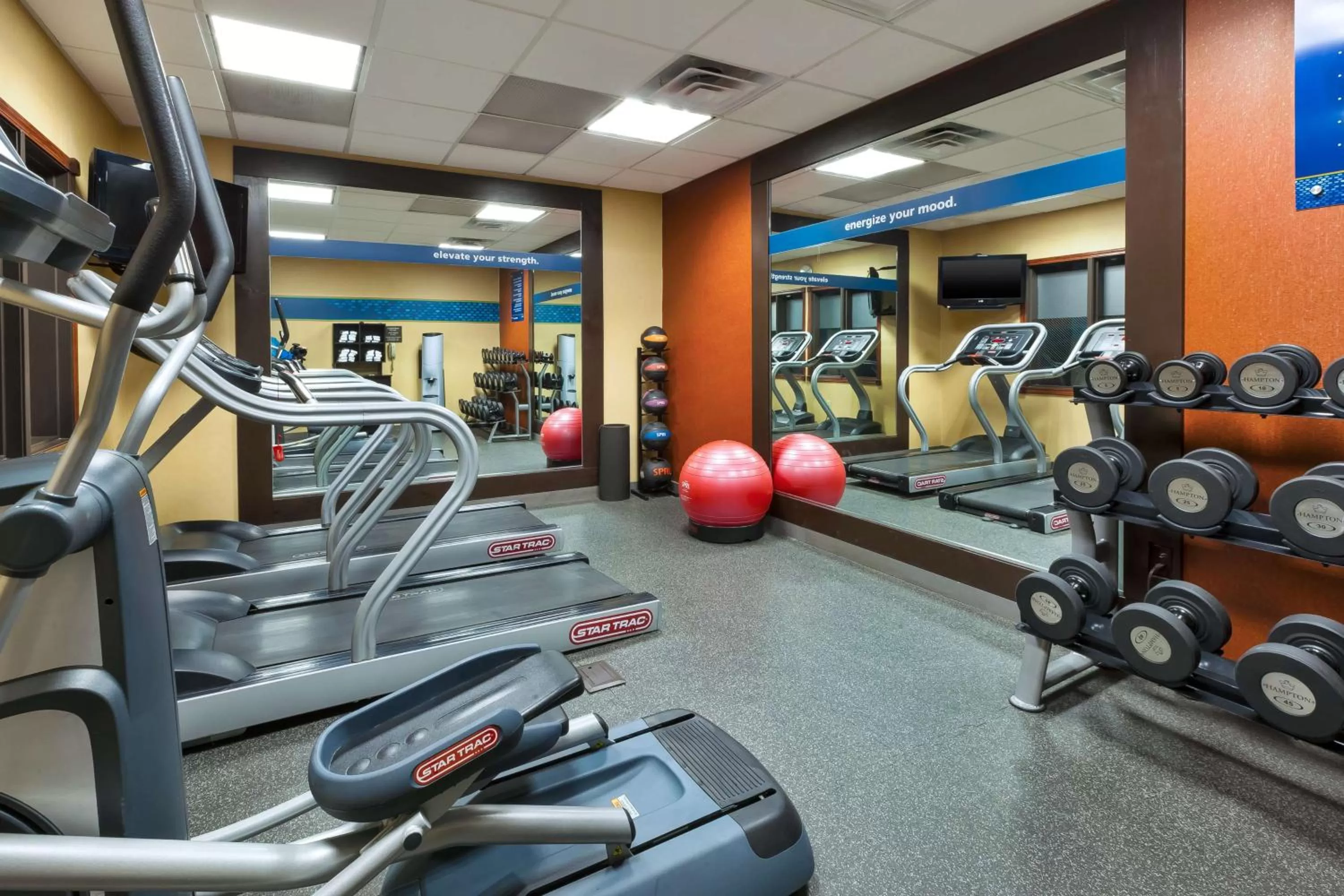 Fitness centre/facilities in Hampton Inn Waterbury