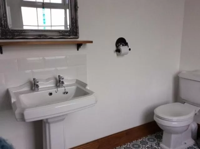 Bathroom in Treganoon House, Lanlivery
