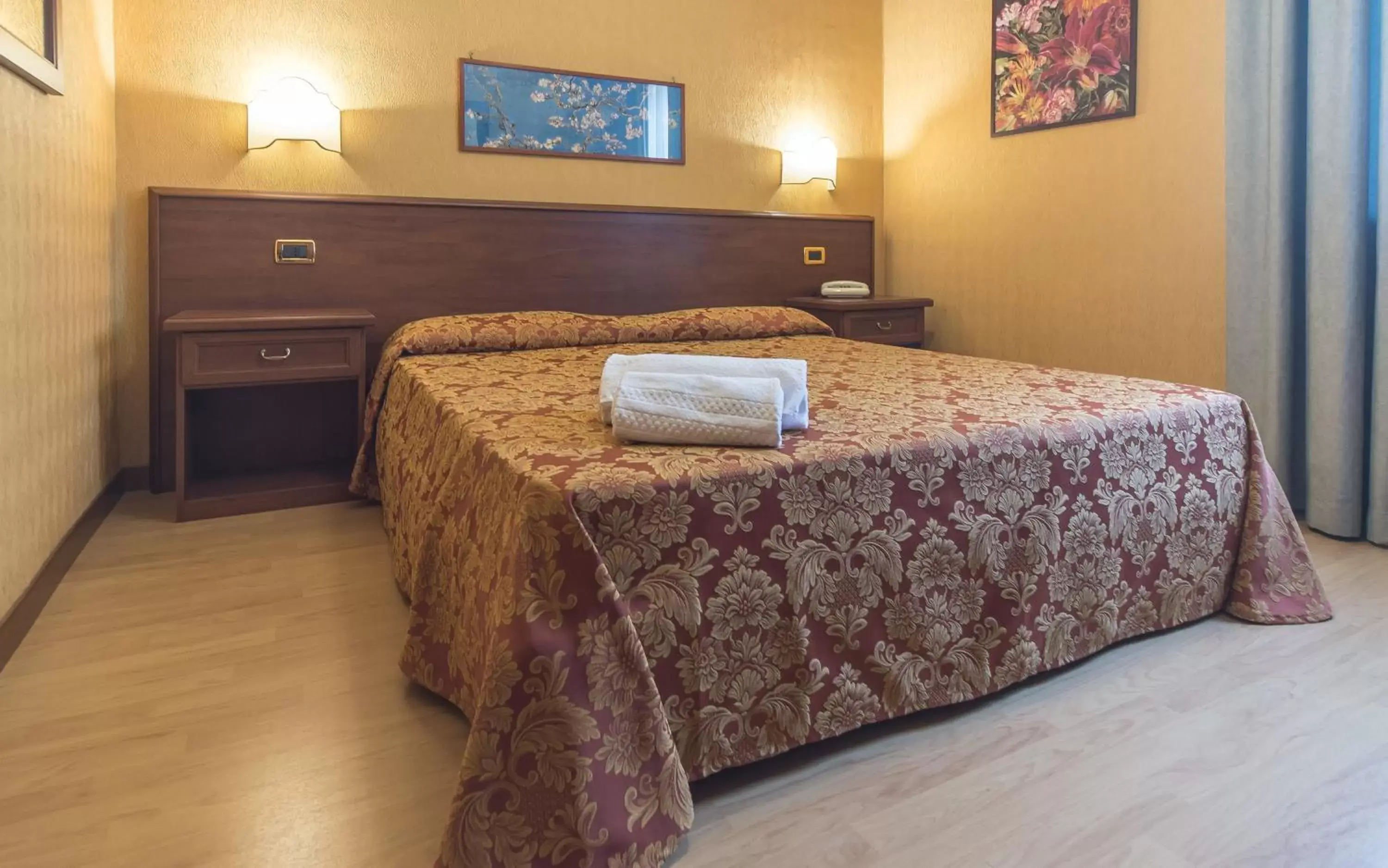 Economy Double or Twin Room in Hotel Columbus sul Lago Economy Double or Twin Room in Hotel Columbus sul Lago