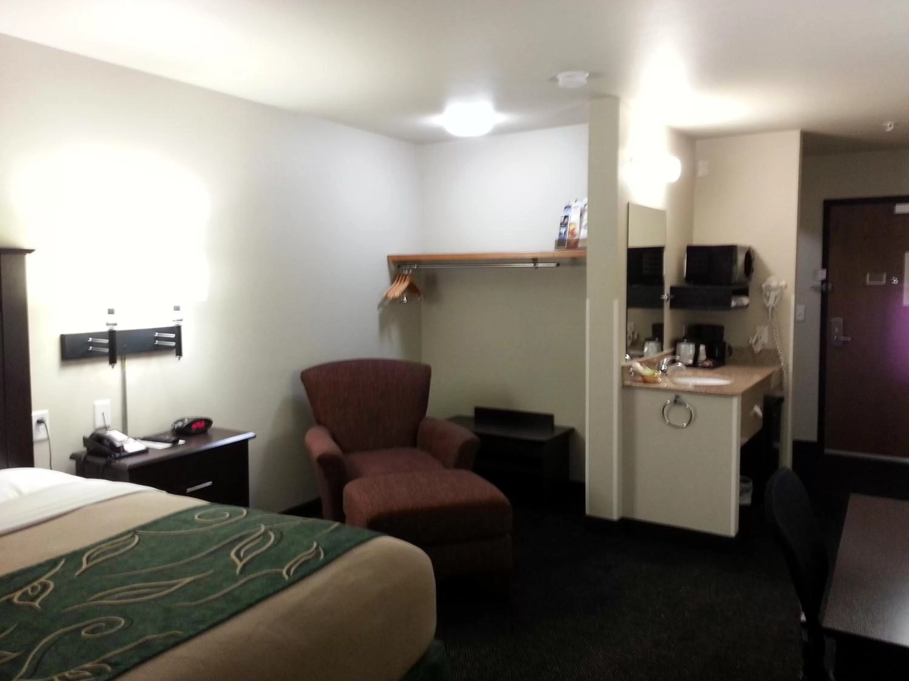 Seating area, Bed in Travelodge by Wyndham McAlester