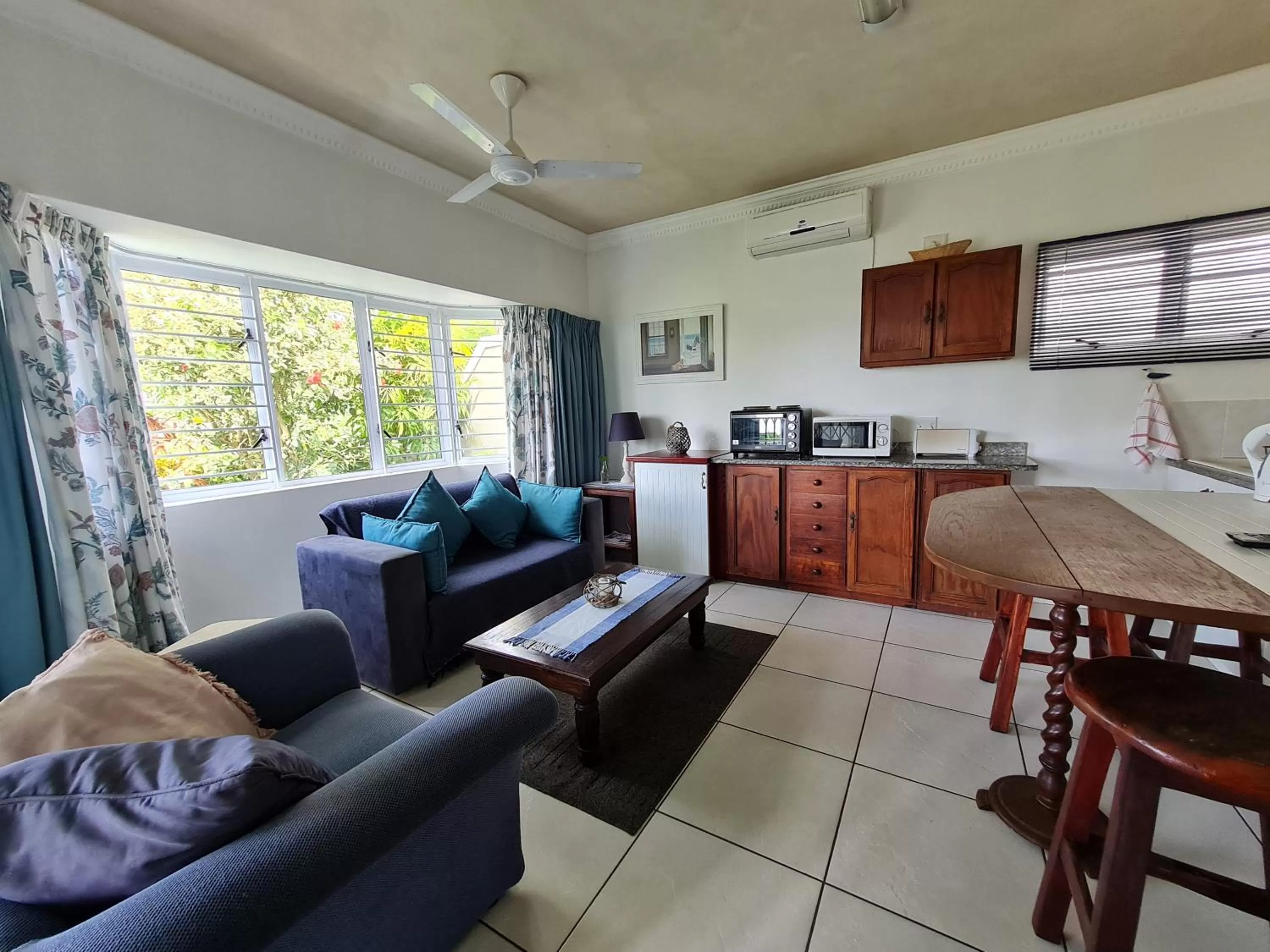 Kitchen or kitchenette, Seating Area in Shaka's Seat Guesthouse