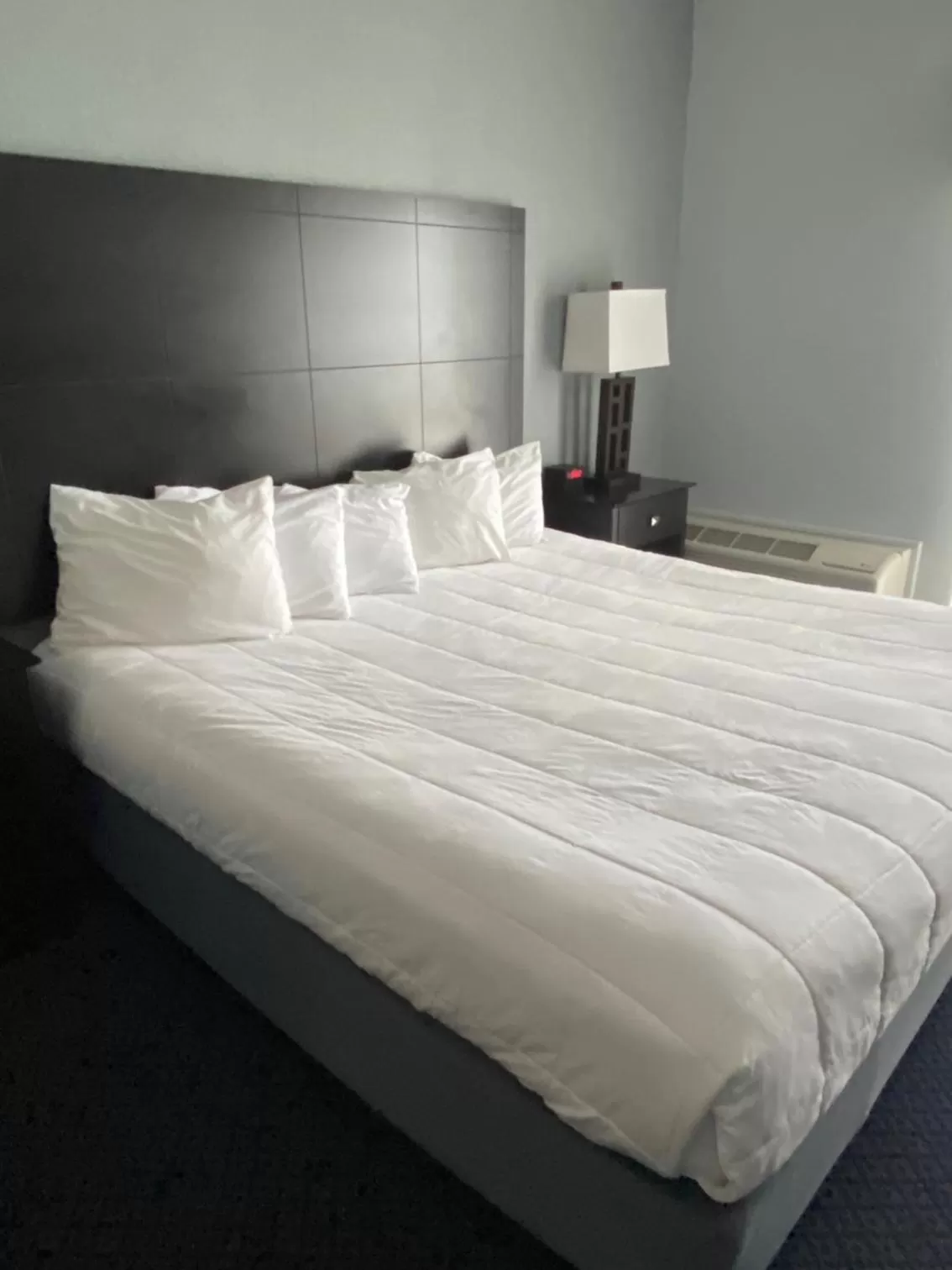 Bedroom, Bed in Lakeside Resort & Conference Center