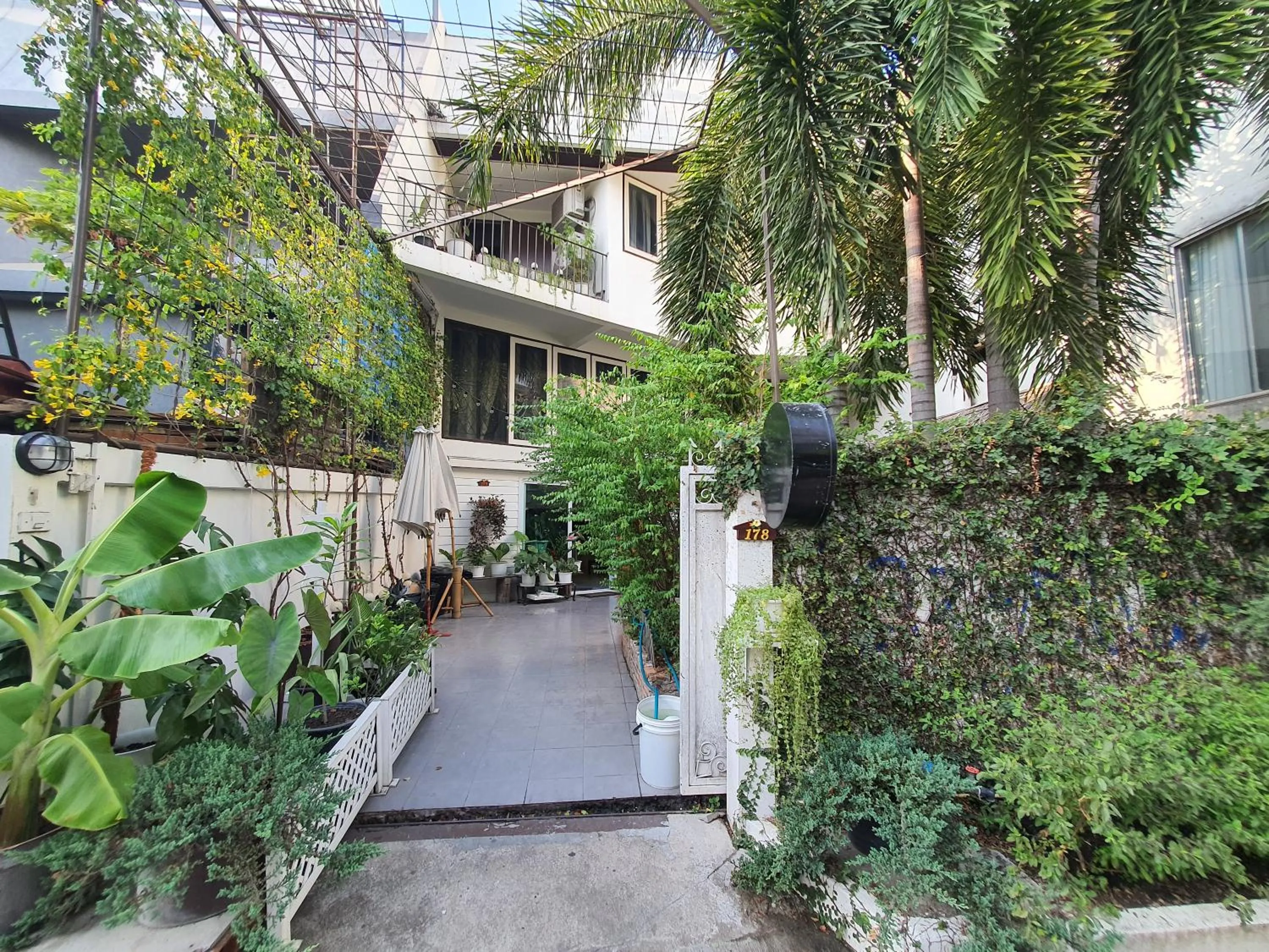 Property Building in Home 16  (Hostel 16)