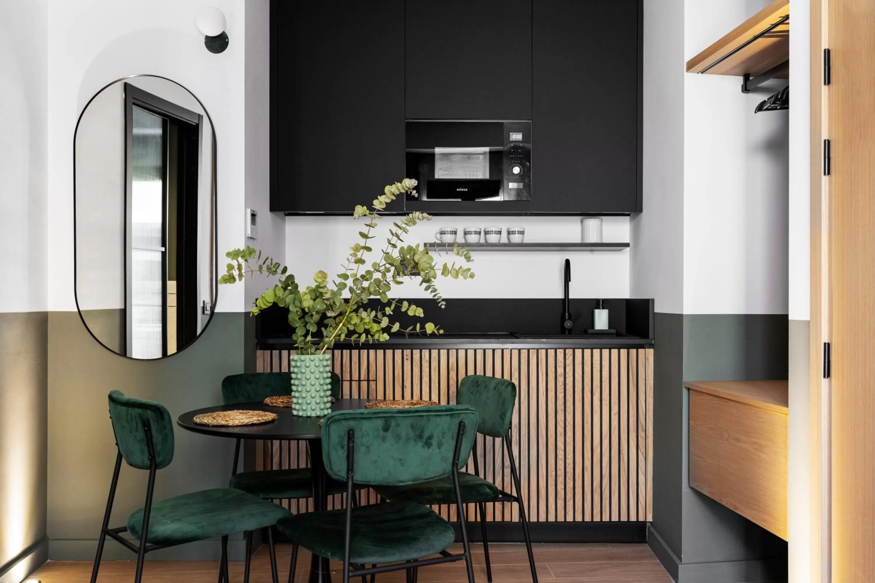 Kitchen or kitchenette in Doña Lola Alojamientos Boutique