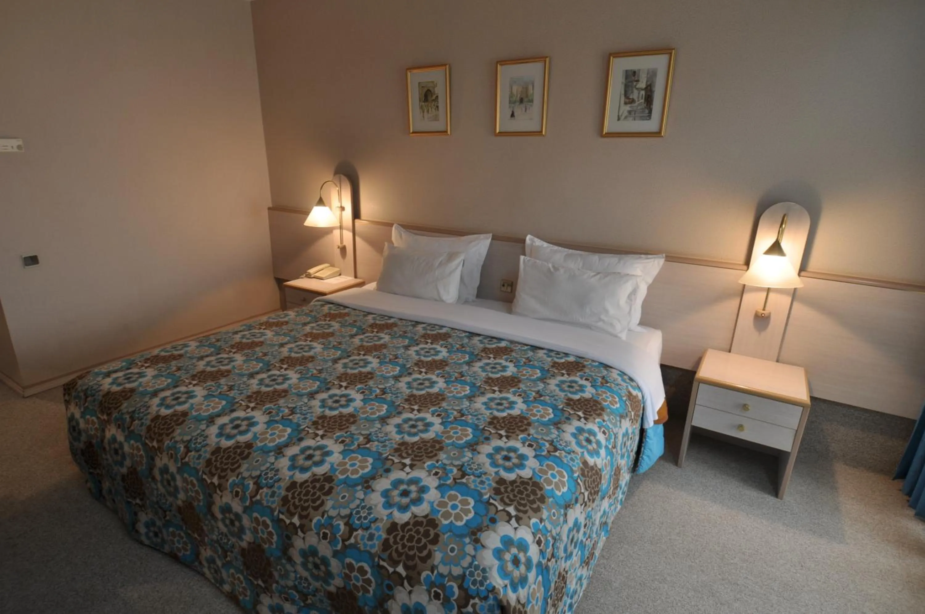 Bedroom, Bed in Hôtel Wassim