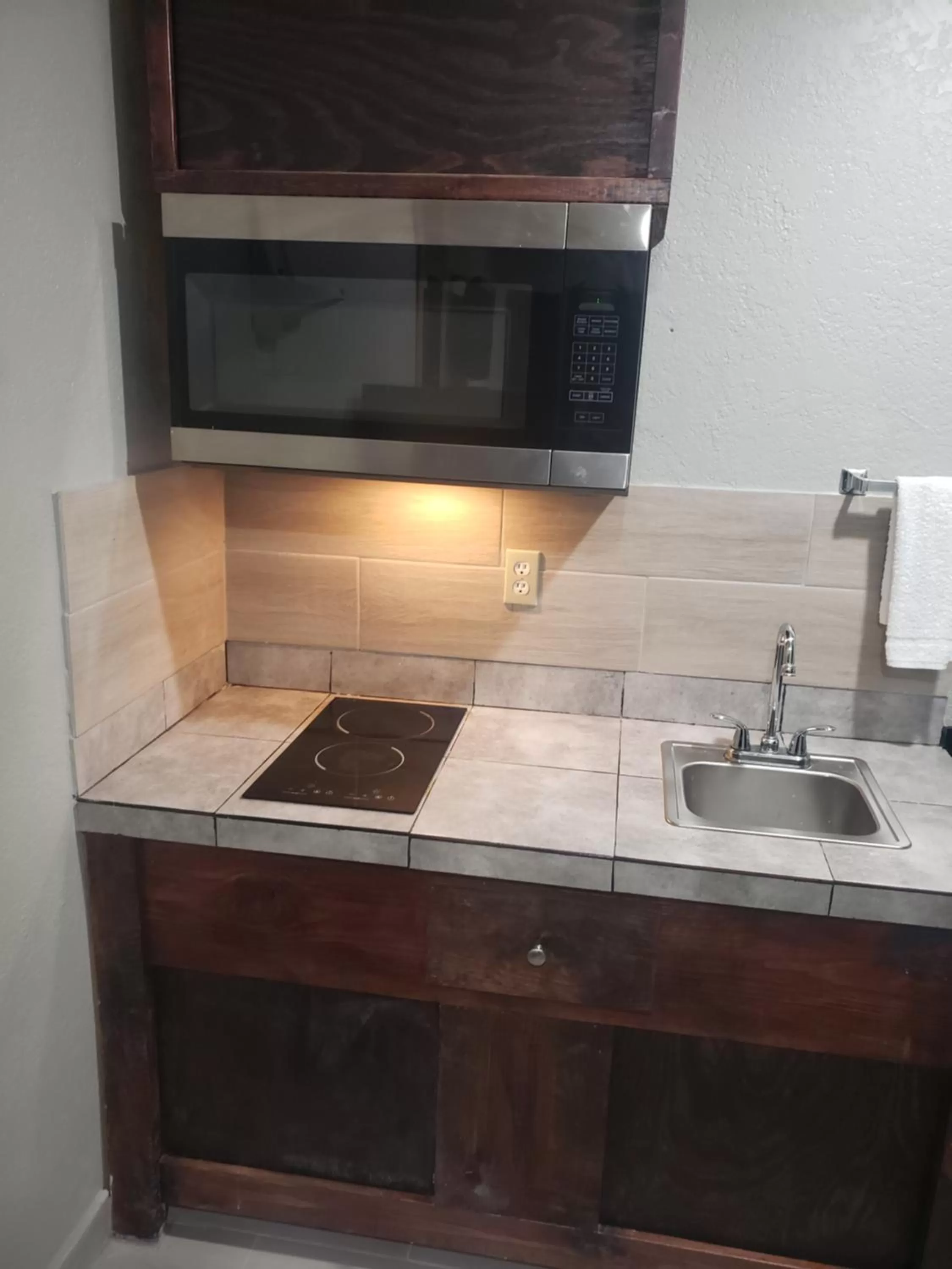 Kitchen or kitchenette in Village Inn Cotulla