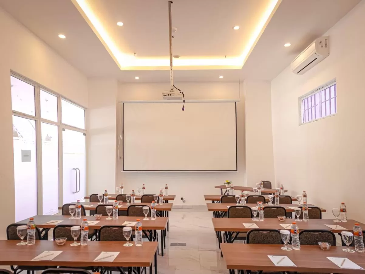 Meeting/conference room in Dafam Express Jaksa Jakarta