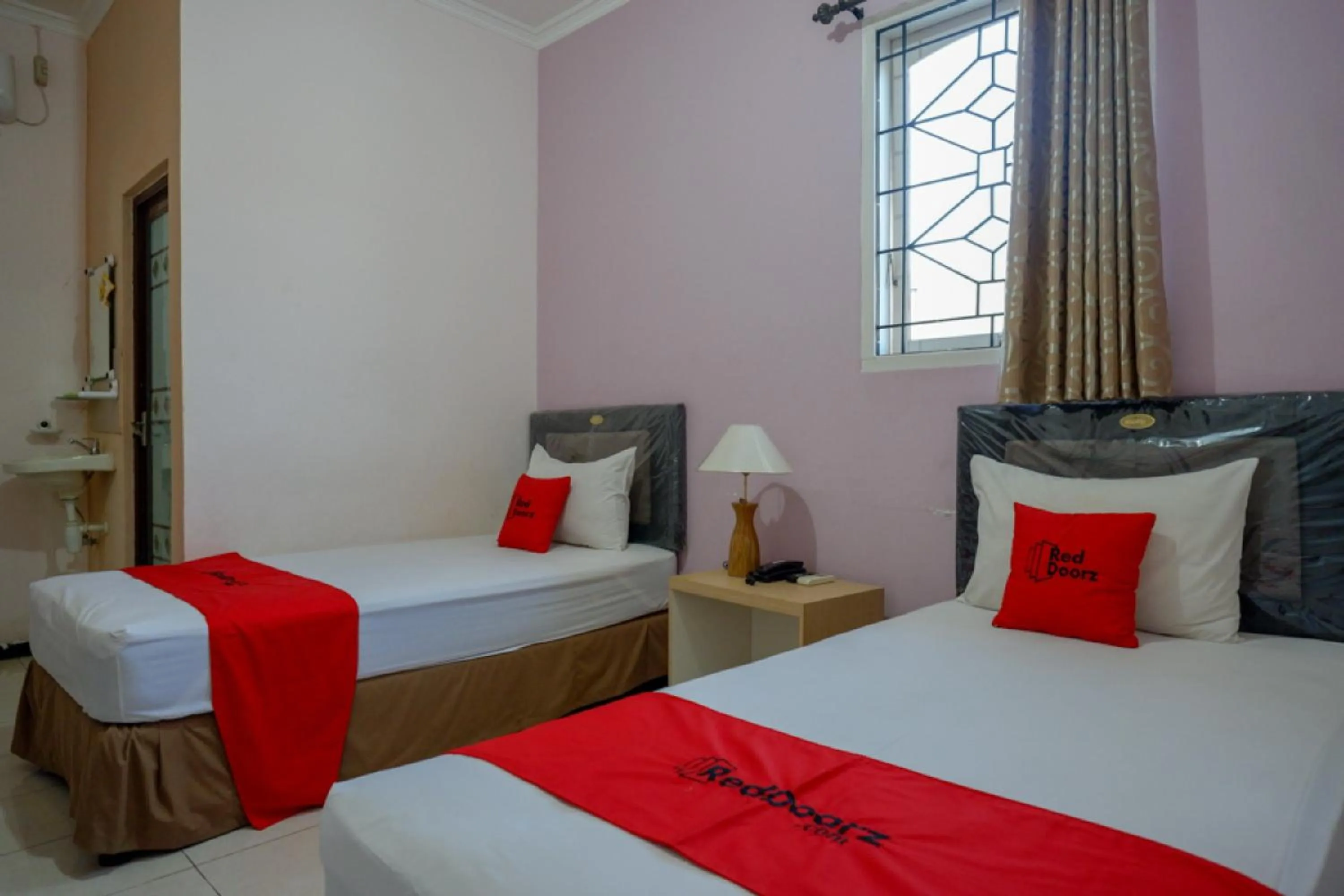 Bedroom, Bed in RedDoorz Plus Syariah @ Hotel Boulevard Luwuk