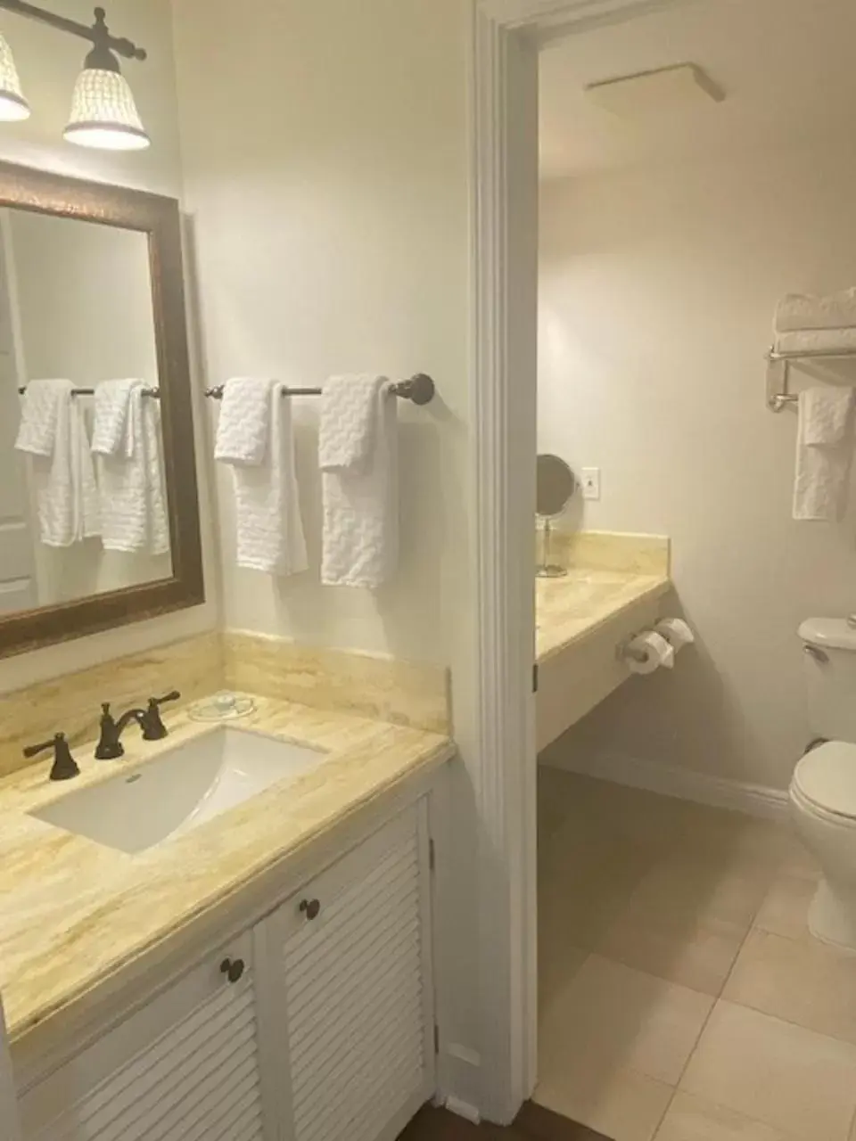 Standard King Room - single occupancy in Elm House Inn Standard King Room - single occupancy in Elm House Inn