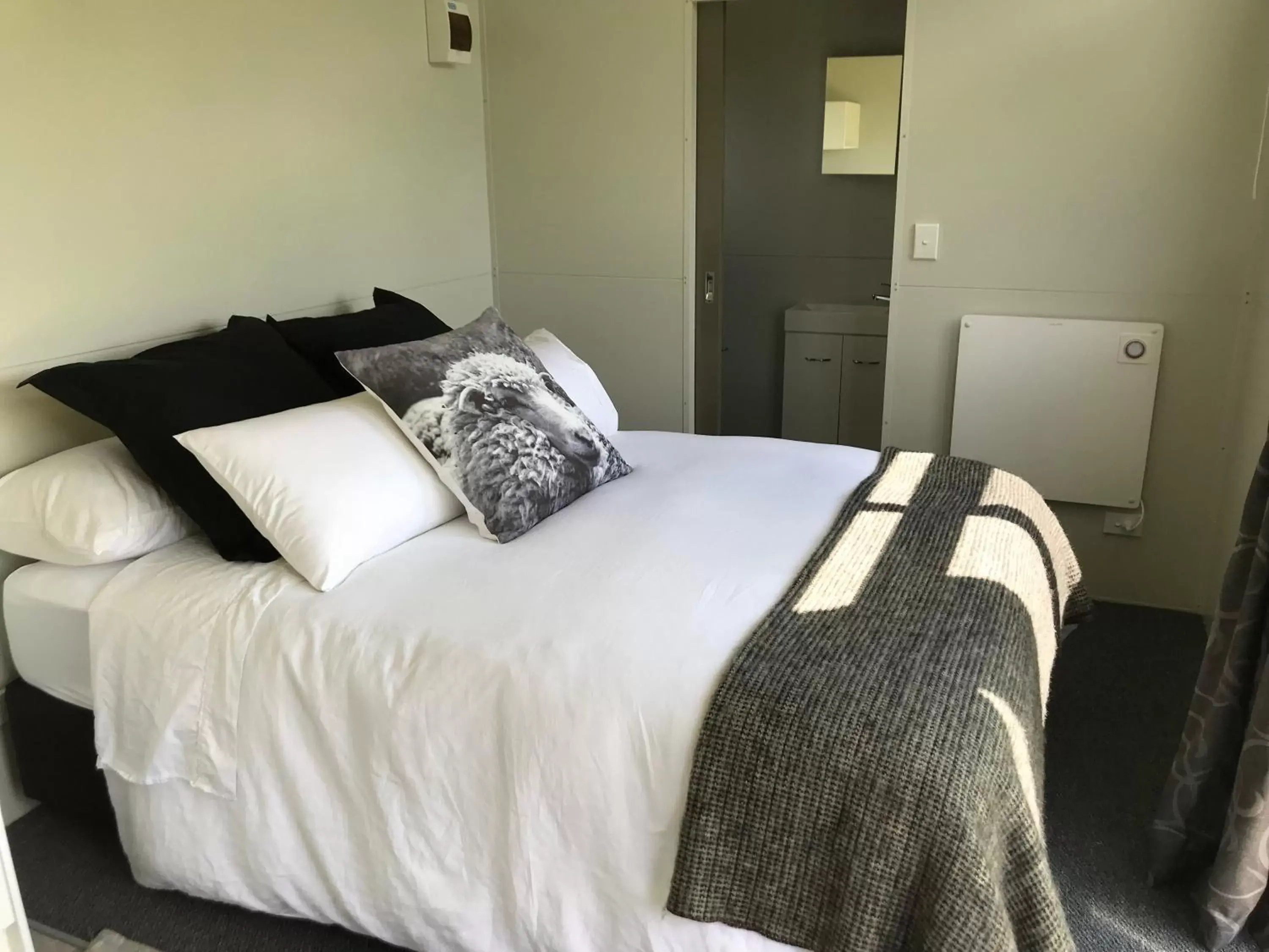 Deluxe Double Room - single occupancy in 40 Winks Deluxe Double Room - single occupancy in 40 Winks