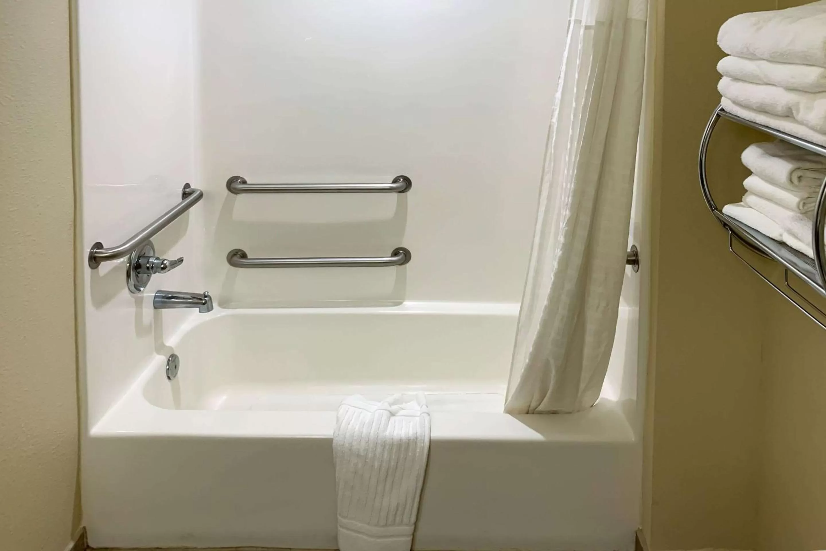 Bathroom in Comfort Inn Pittsburgh Crafton