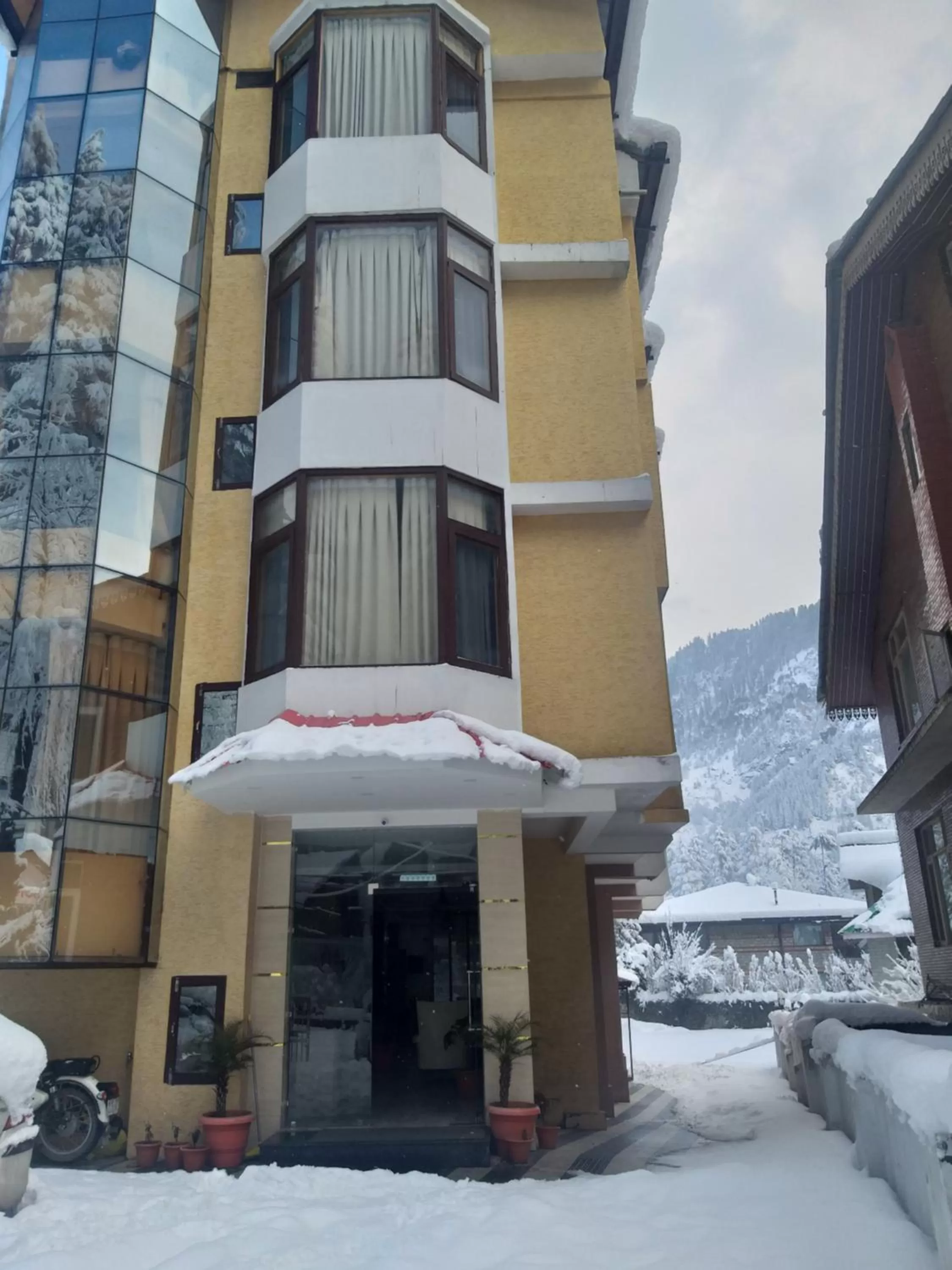 Winter in Hotel Ambika Resort Manali