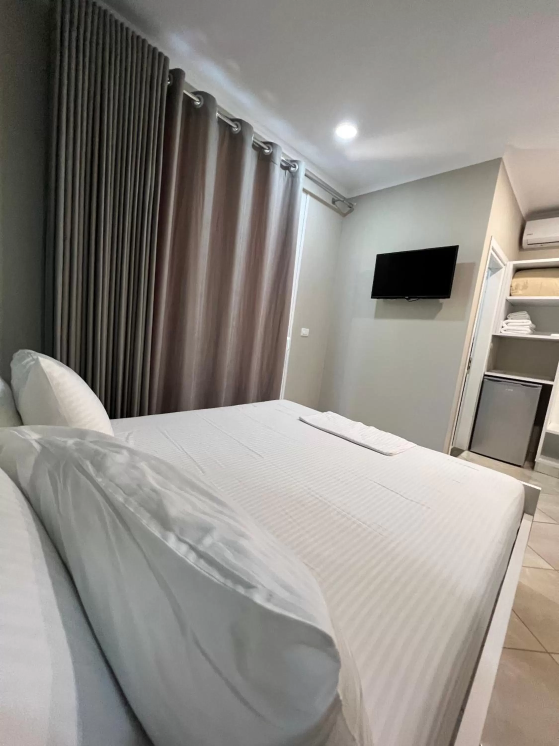 Bed in Aphrodite Garden Rooms & Apartment