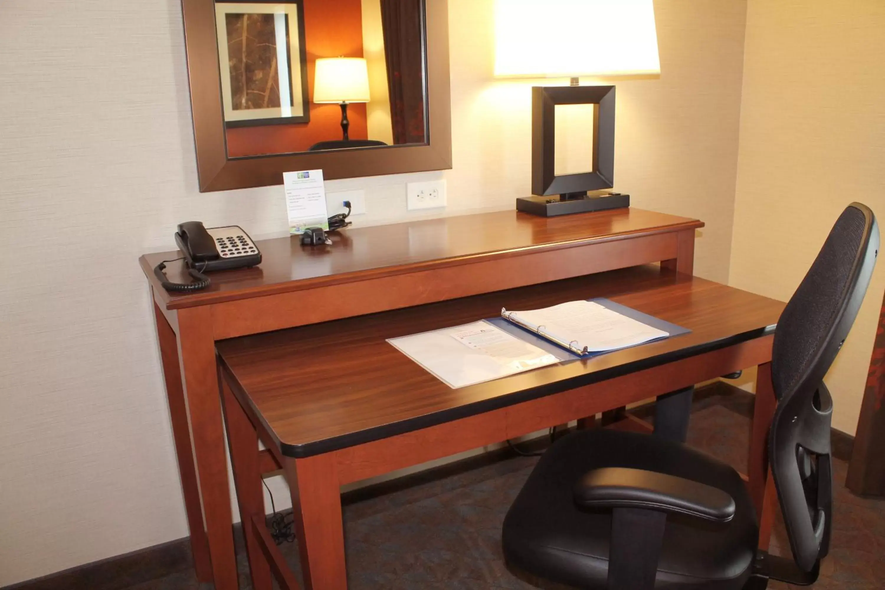 Executive King Room - Hearing Accessible in Holiday Inn Express & Suites Paducah West by IHG Executive King Room - Hearing Accessible in Holiday Inn Express & Suites Paducah West by IHG