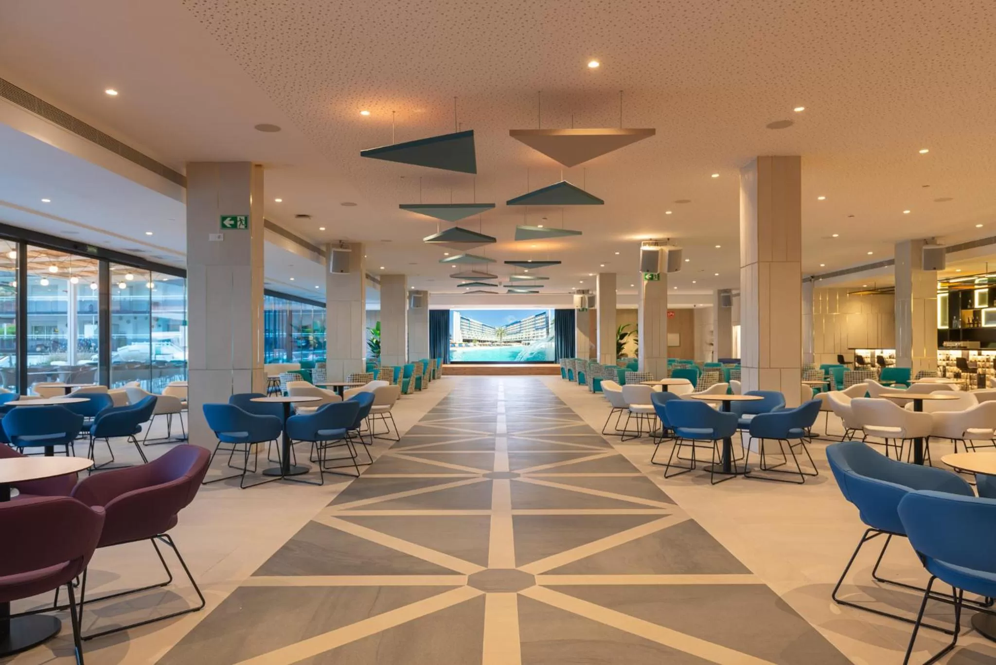 Lounge or bar in L'Azure Hotel 4* Sup