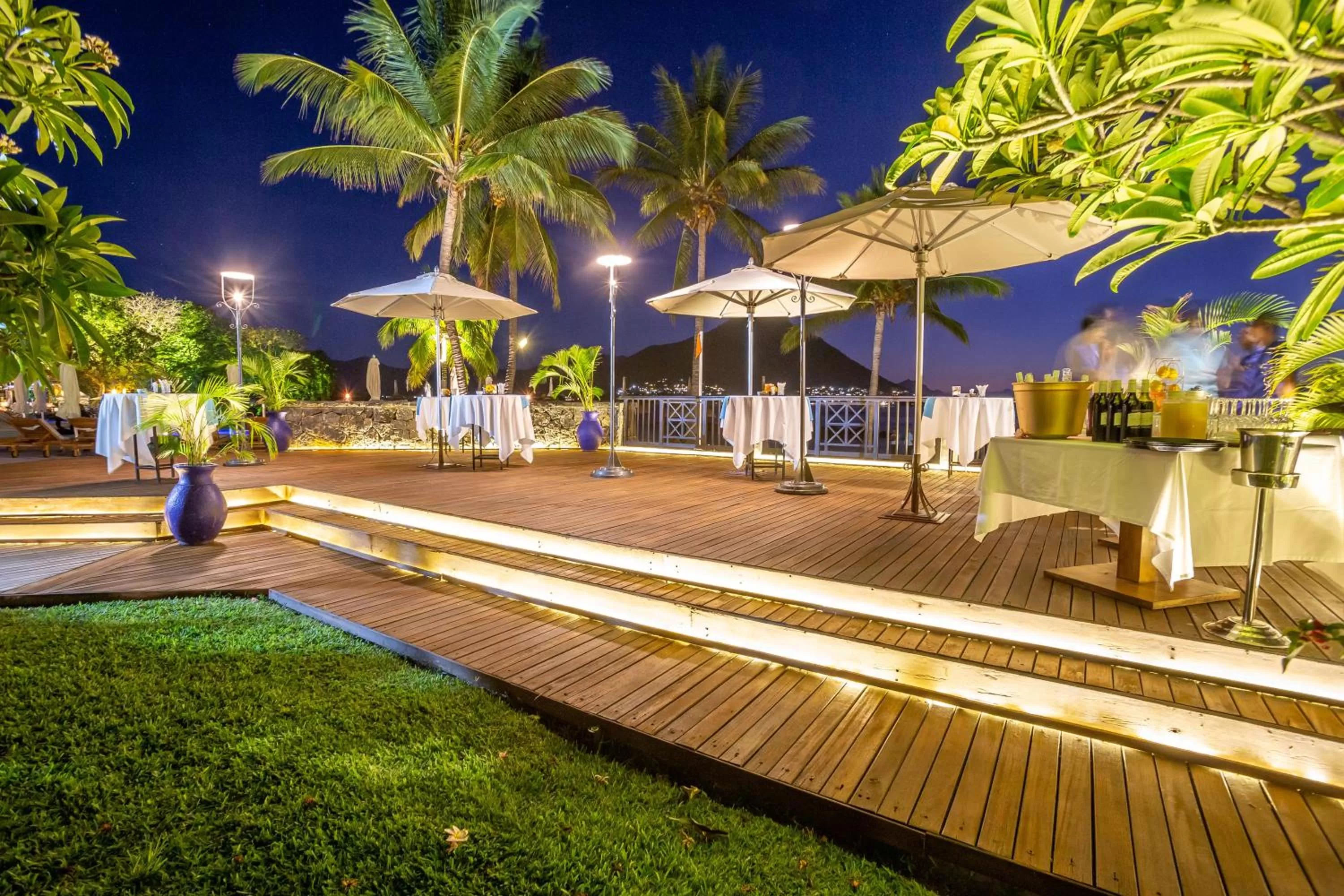 Lounge or bar in Sands Suites Resort & Spa