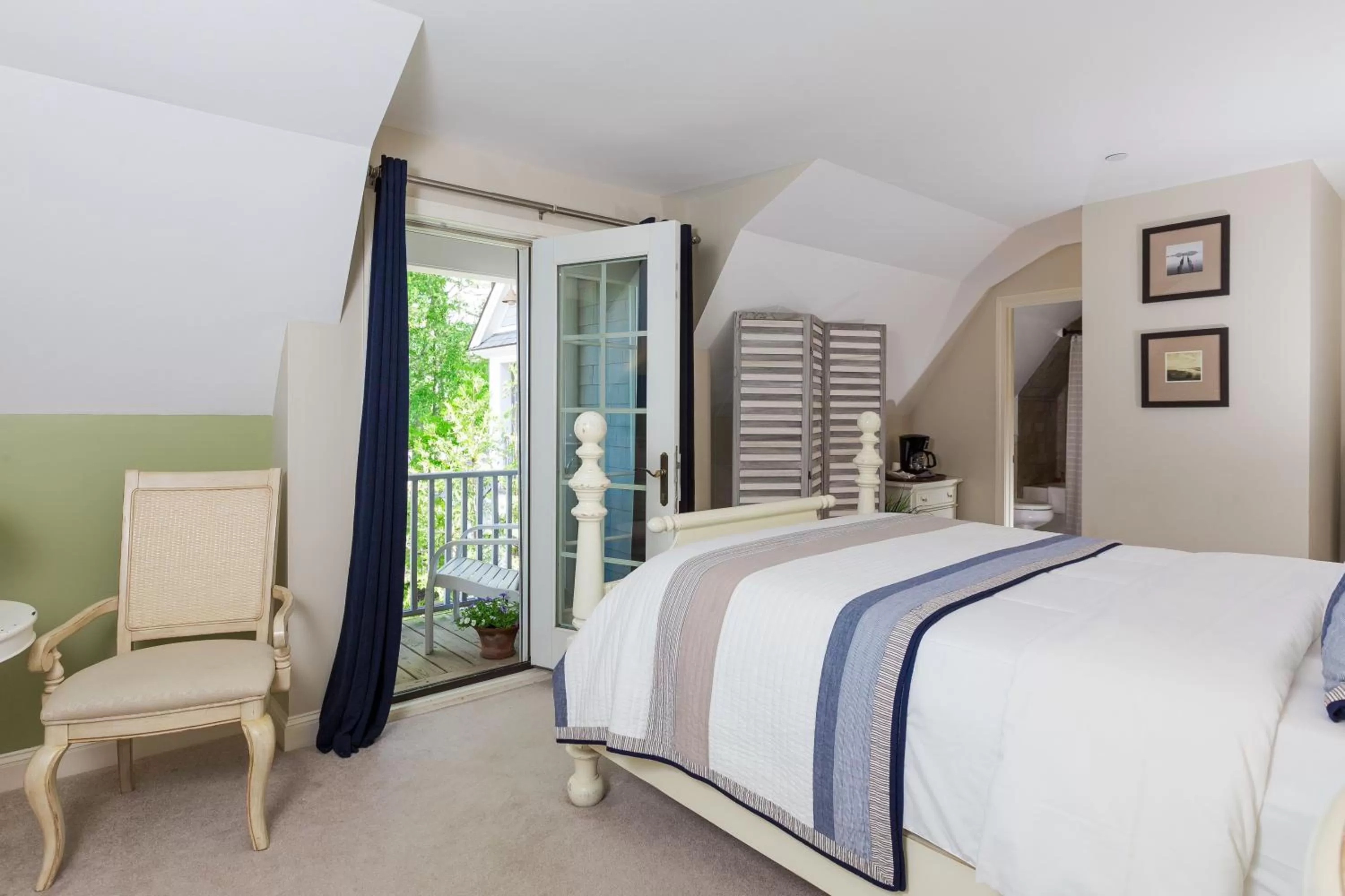 Bed in Sheepscot Harbour Village Resort