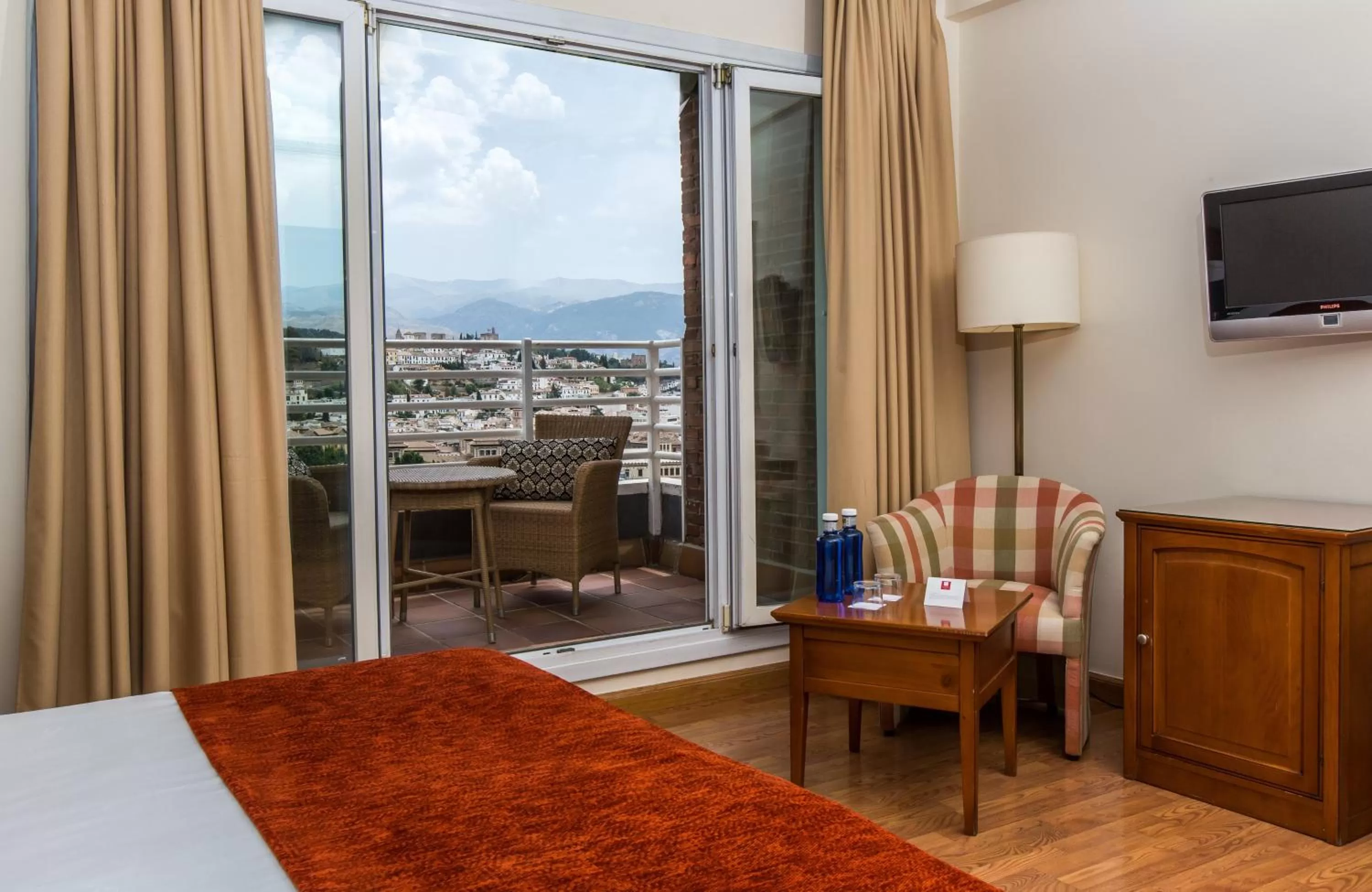 Photo of the whole room in Leonardo Hotel Granada