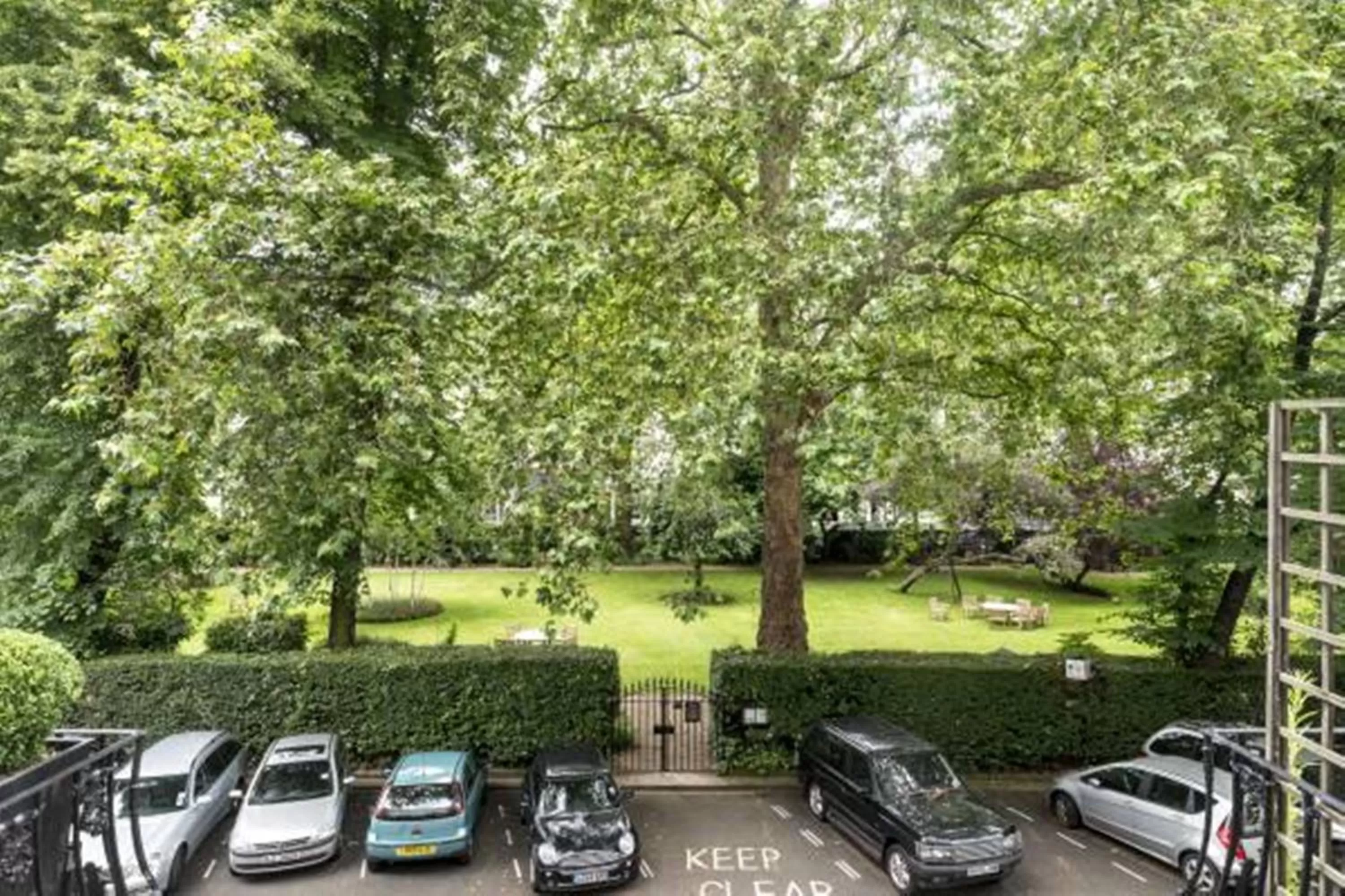 Parking in London House Hotel