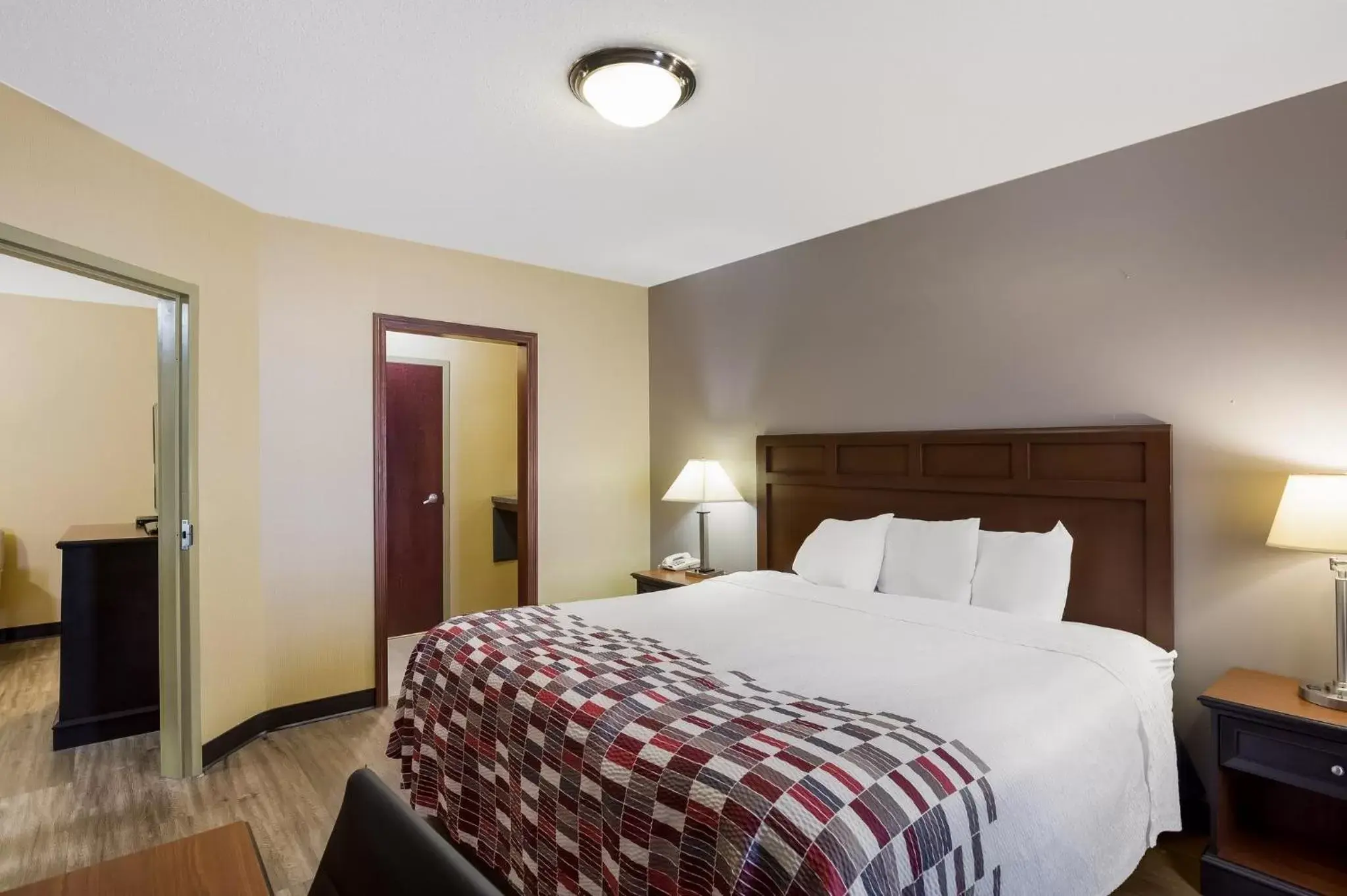 Suite Room with One King Bed and One Queen Bed Non-Smoking in Red Roof Inn & Suites Bloomsburg - Mifflinville Suite Room with One King Bed and One Queen Bed Non-Smoking in Red Roof Inn & Suites Bloomsburg - Mifflinville