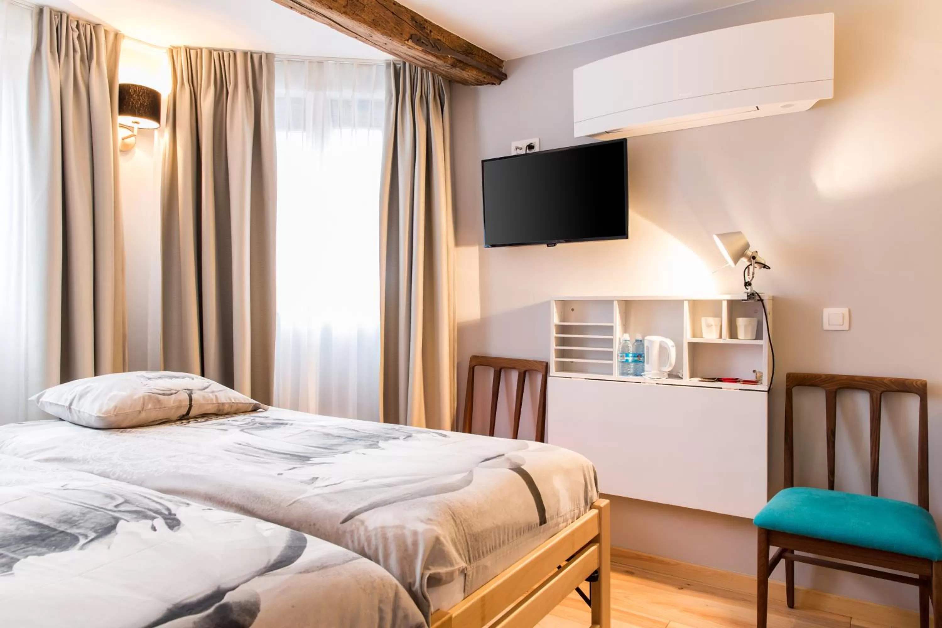 Photo of the whole room, TV/Entertainment Center in BnB City